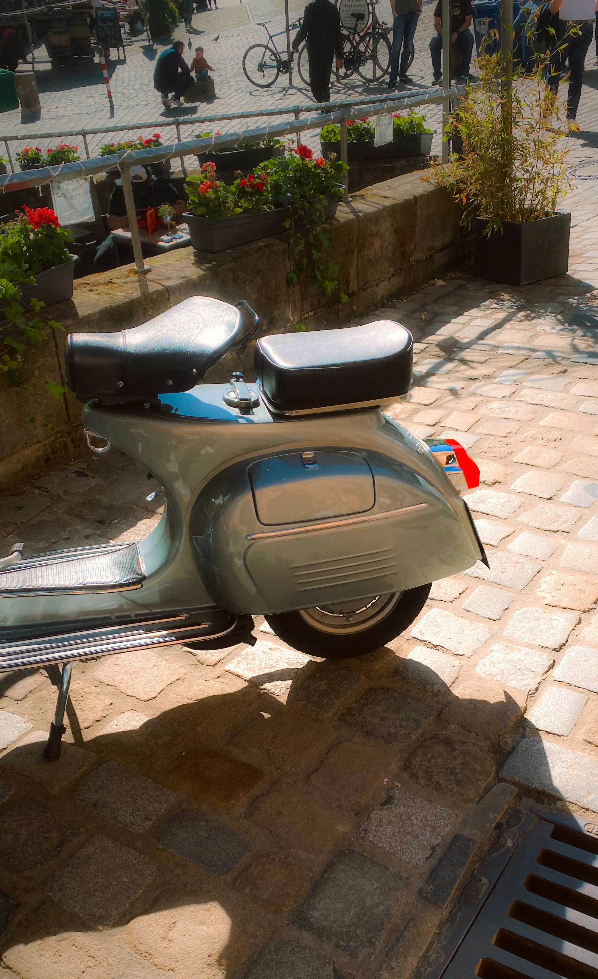 Scooter d'epoca parcheggiato su strada acciottolata