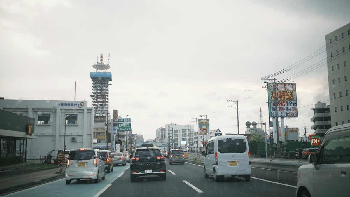 沖繩國道沿線的車流與路側建築