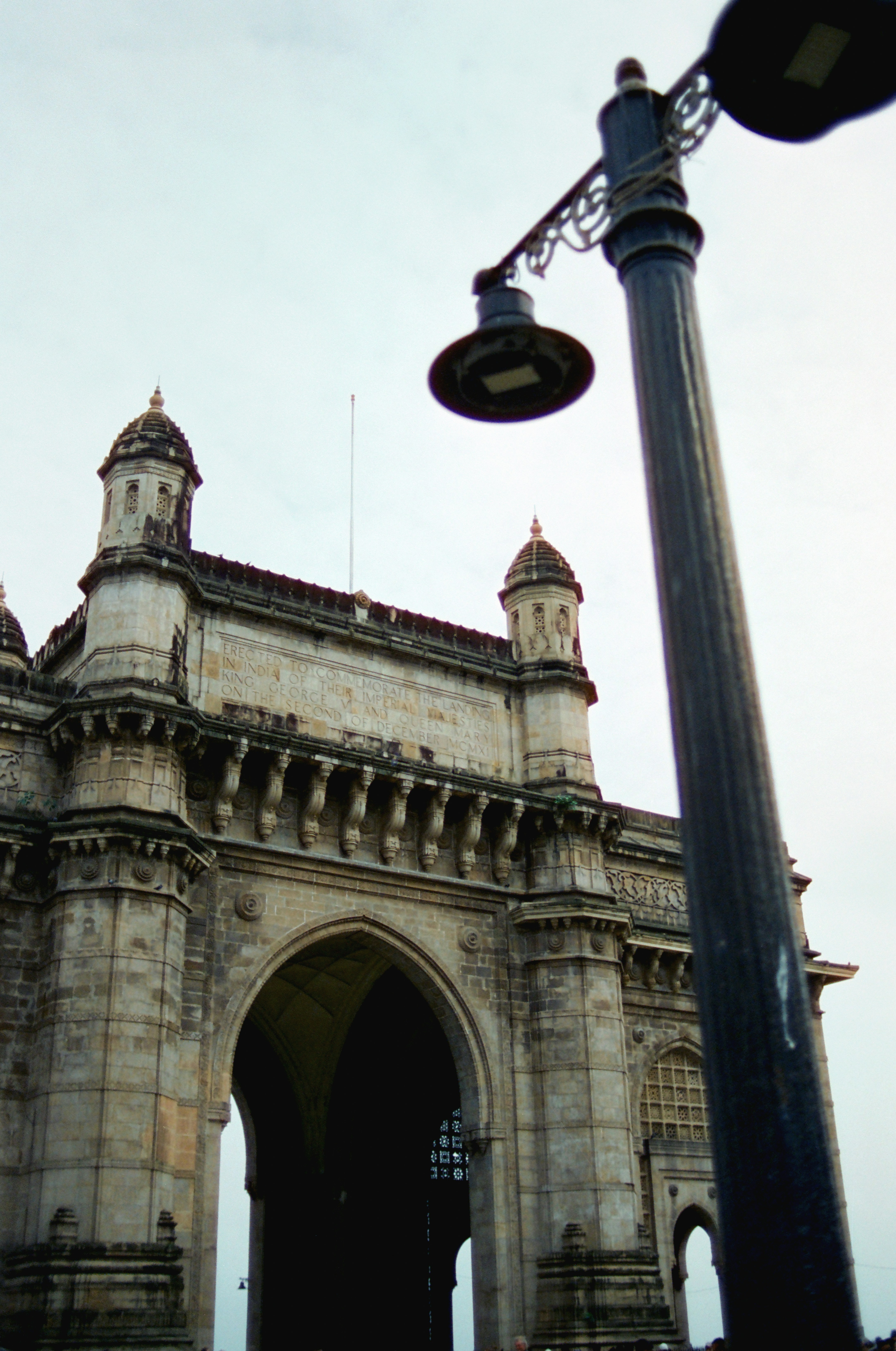 The gateway of india monument with a lamppost.