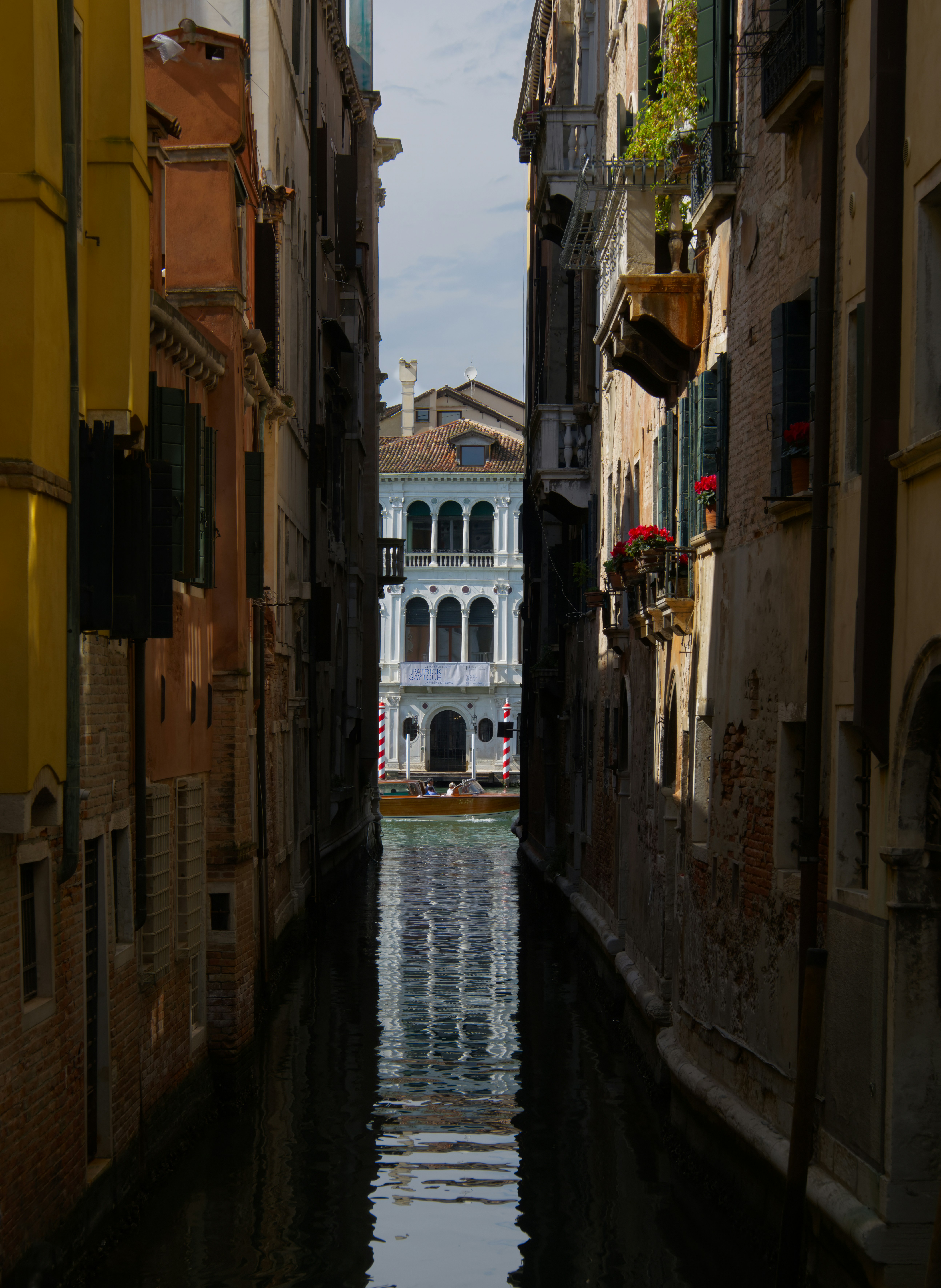 Canal étroit entre les vieux bâtiments de Venise
