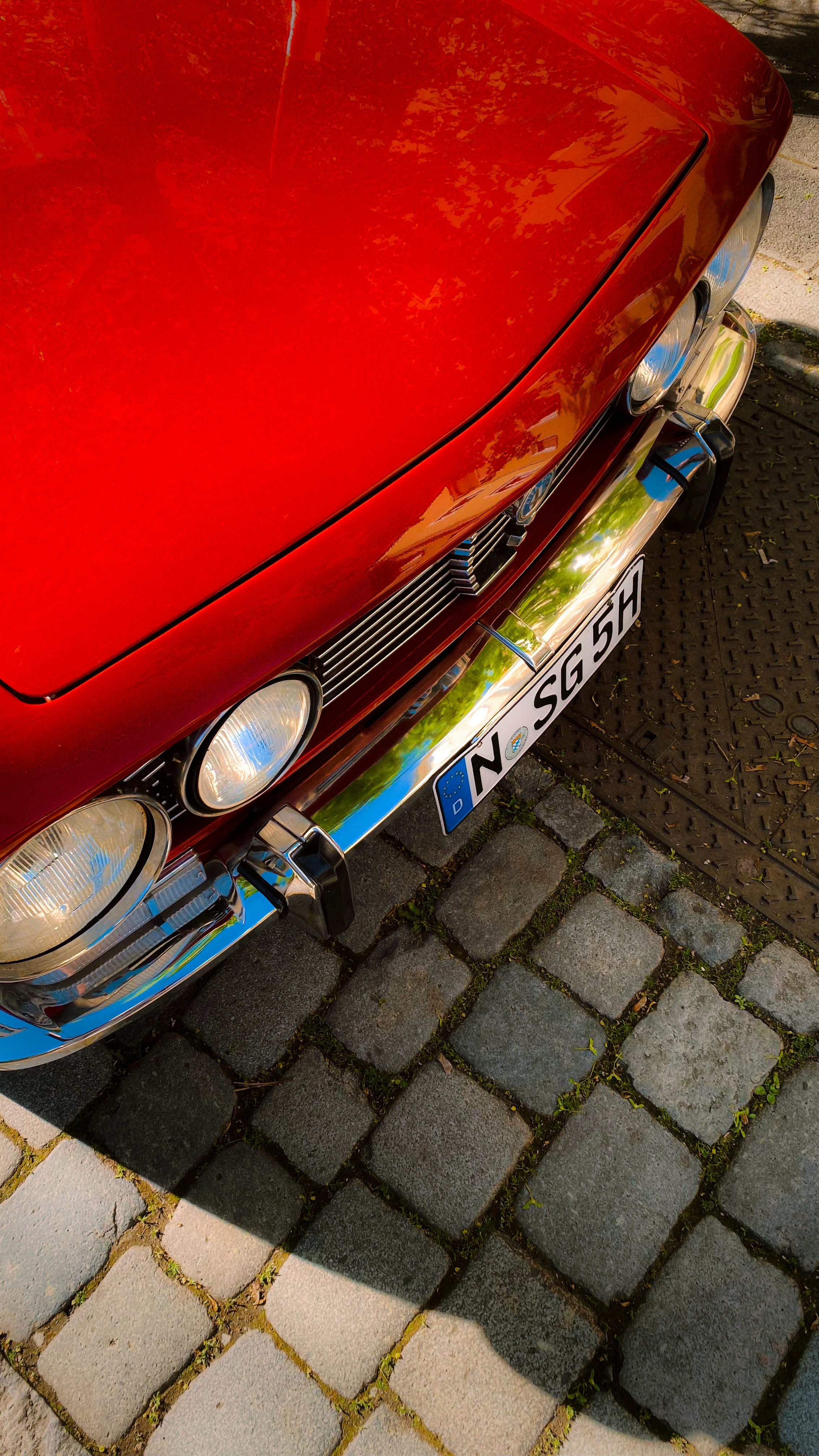 Primo piano della parte anteriore di un'auto rossa d'epoca