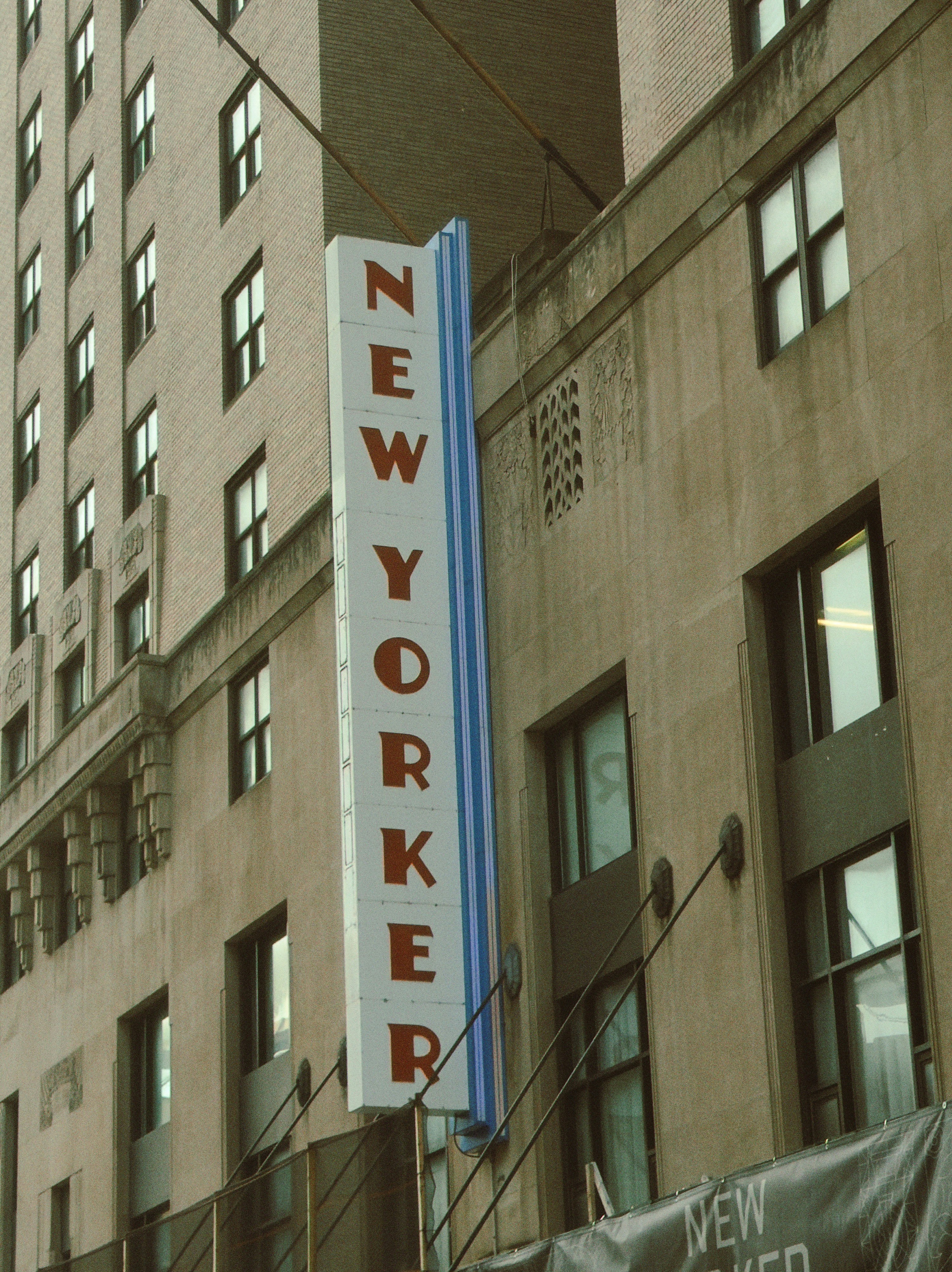 Tanda hotel New yorker di sebuah gedung