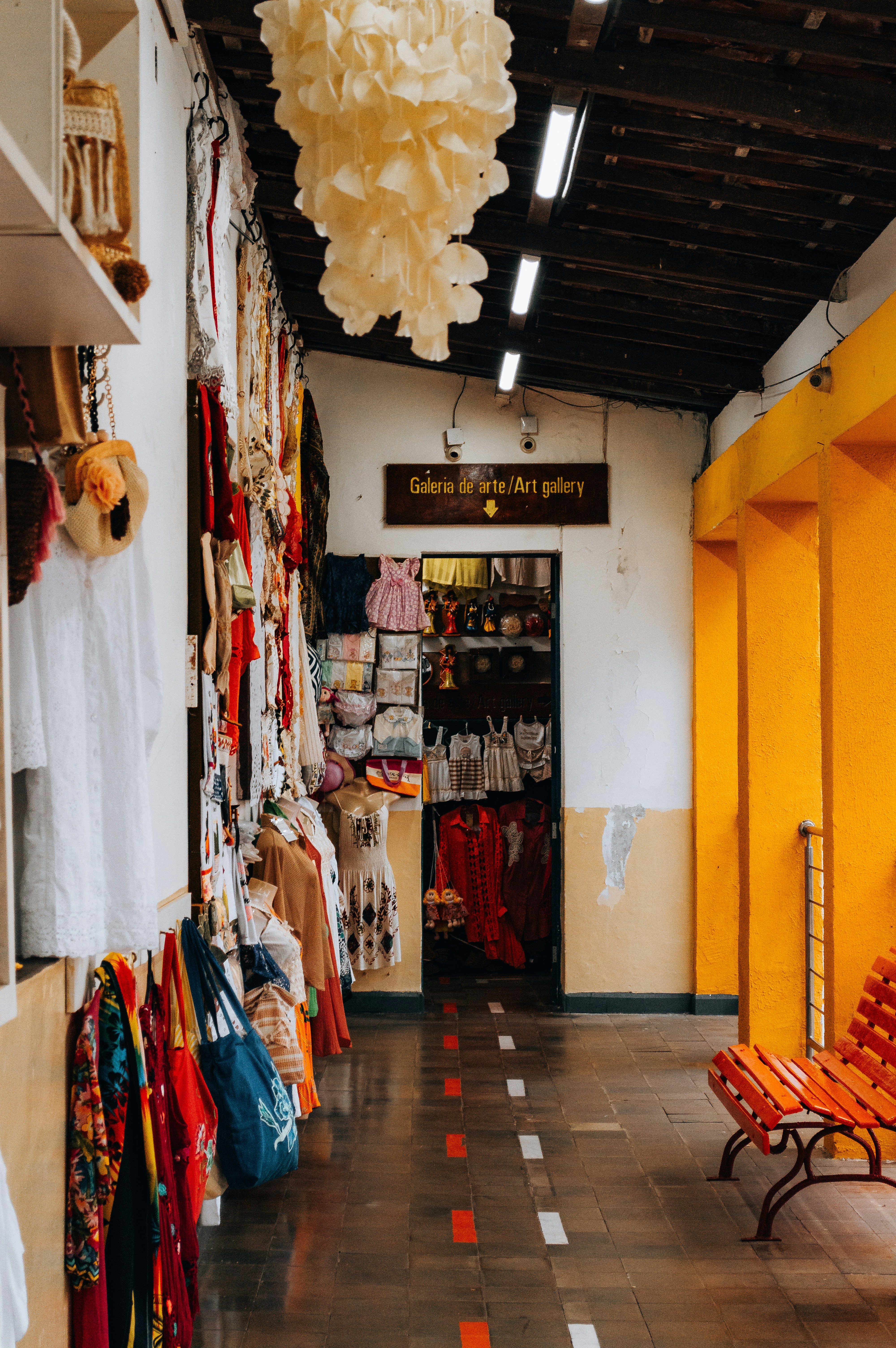 Barracas coloridas de mercado com roupas e artesanato expostas