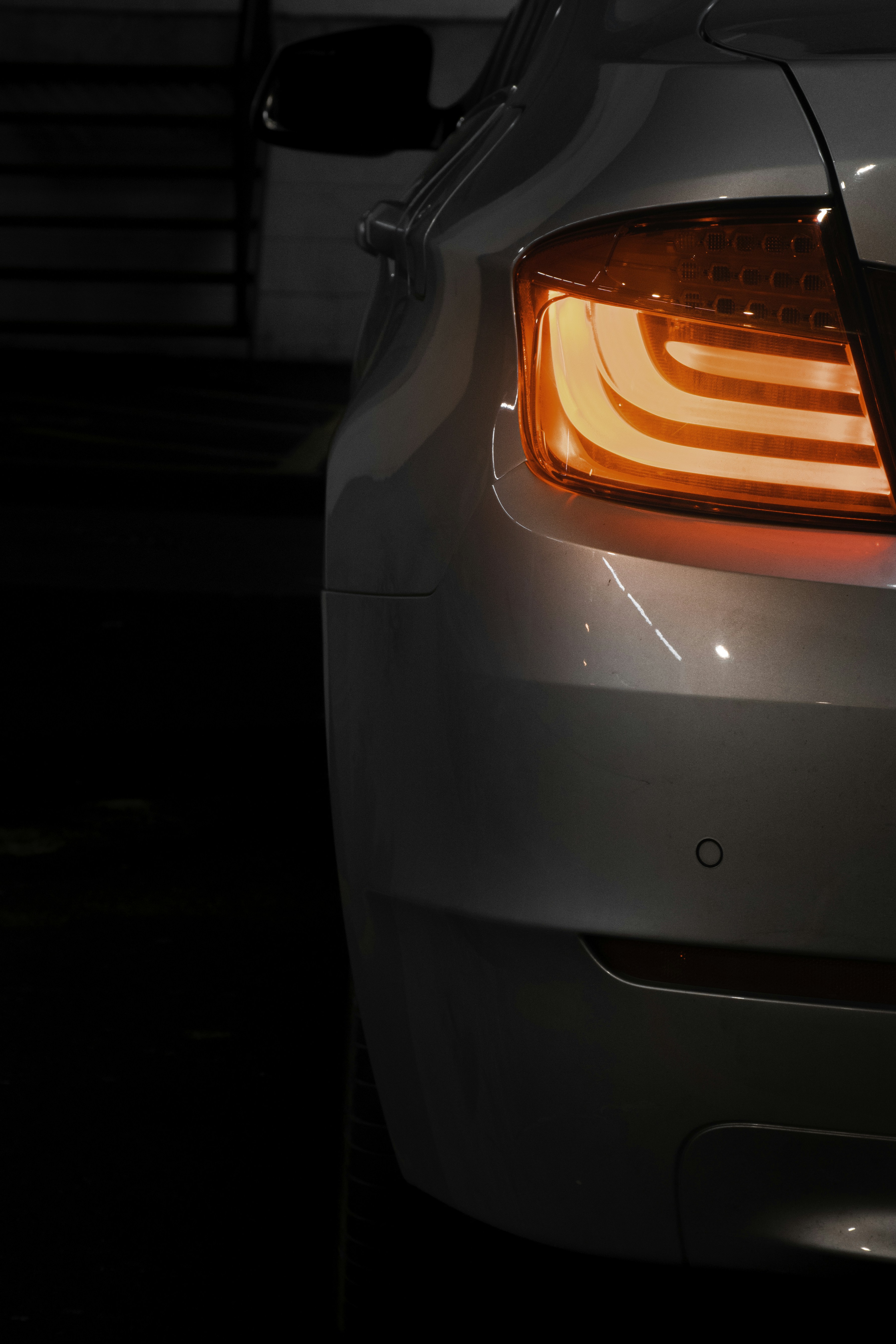 Lampu belakang mobil mewah perak