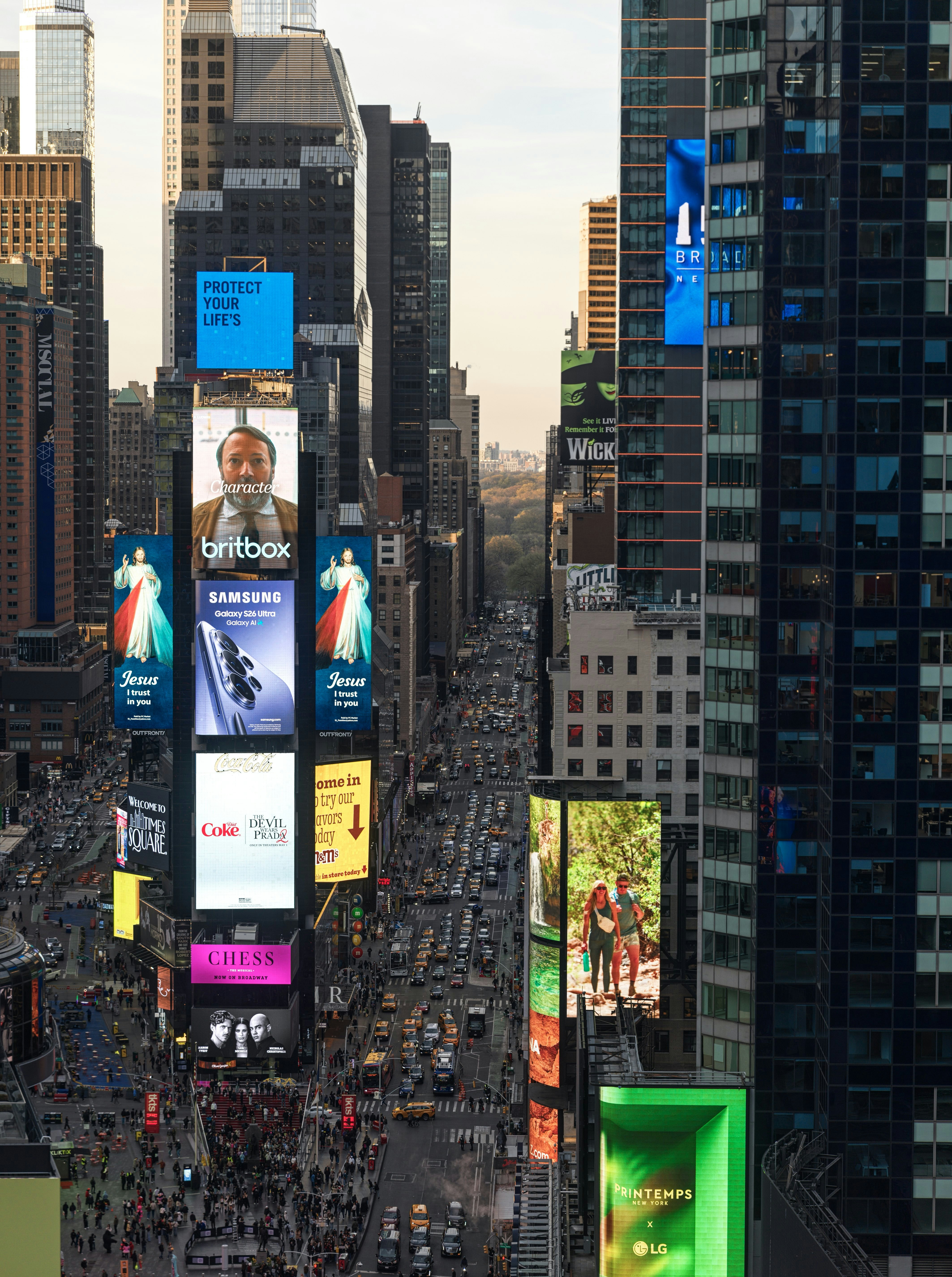 Times Square concurrido con vallas publicitarias brillantes y tráfico