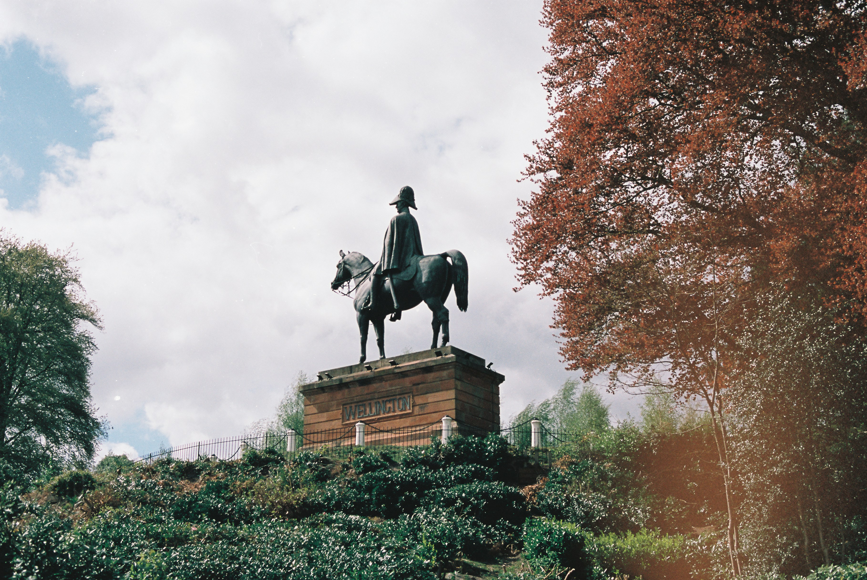 Statua equestre su una collina con alberi