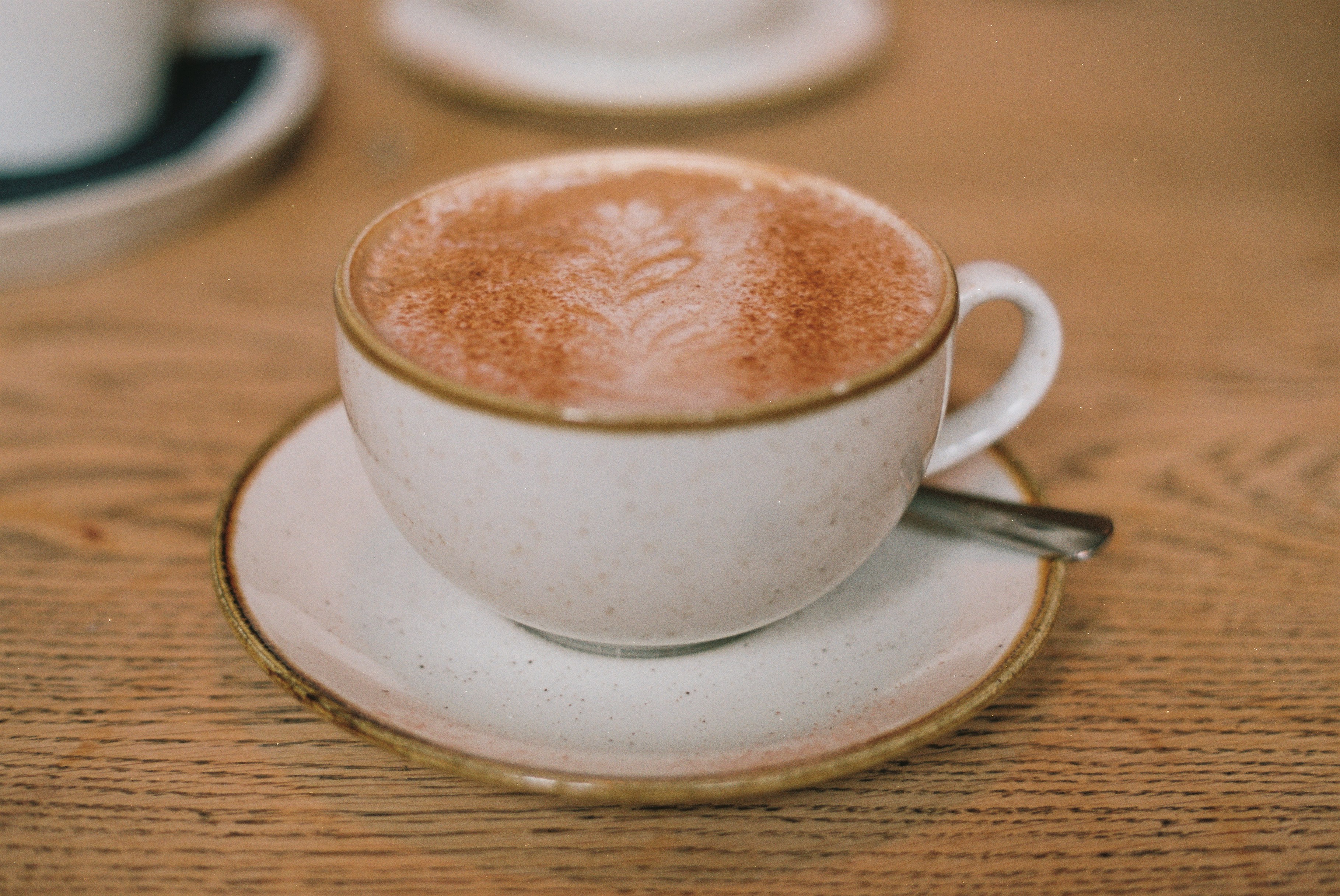 Uma xícara de café com latte art em um pires
