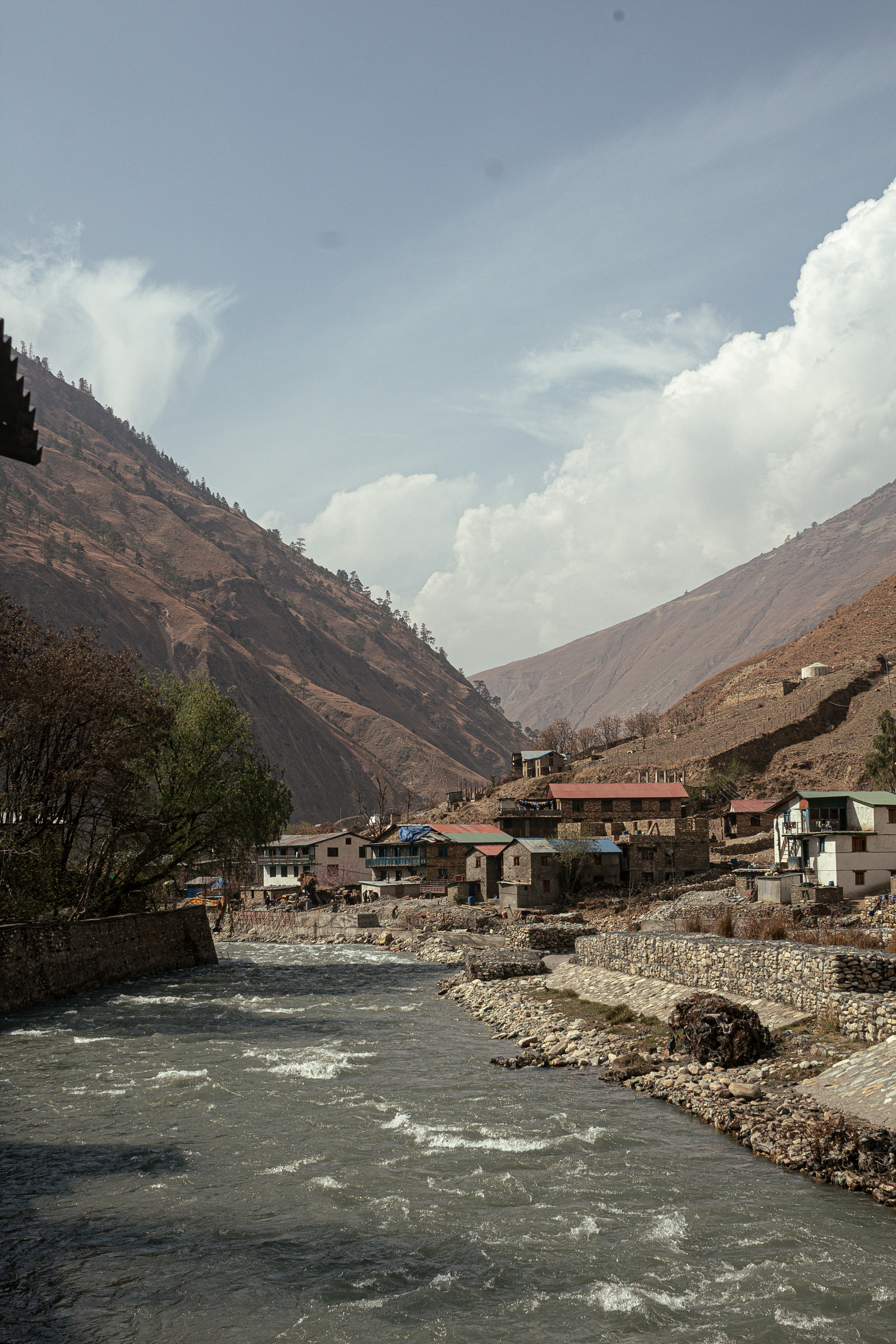 Village de montagne avec une rivière à courant rapide