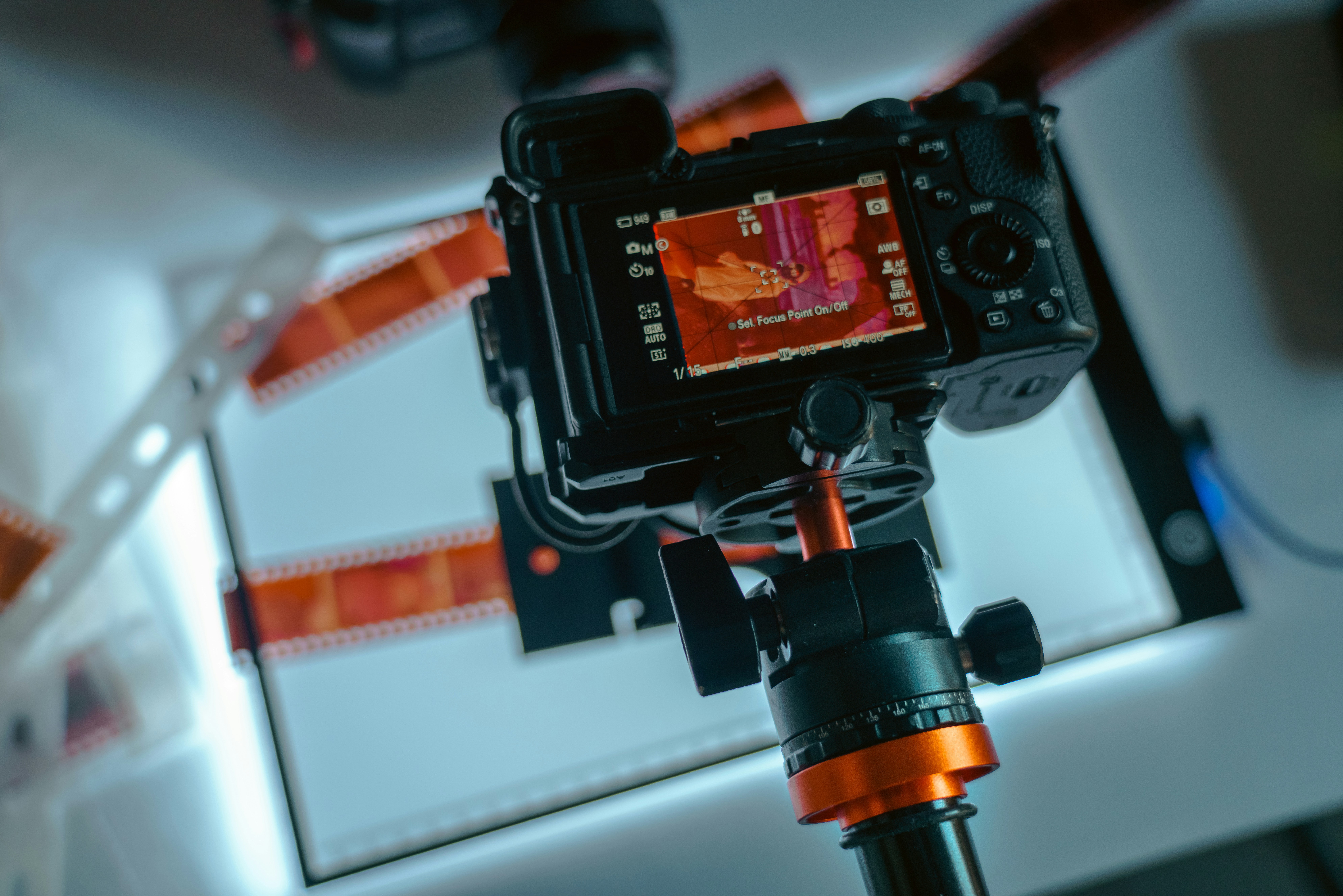 Kamera mendigitalkan negatif film pada meja lampu