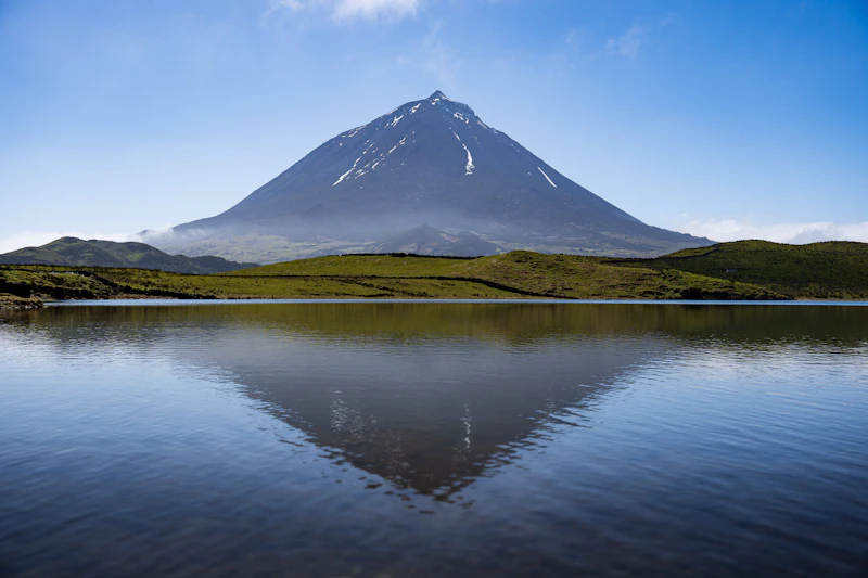 De berg Pico weerspiegeld in een meer