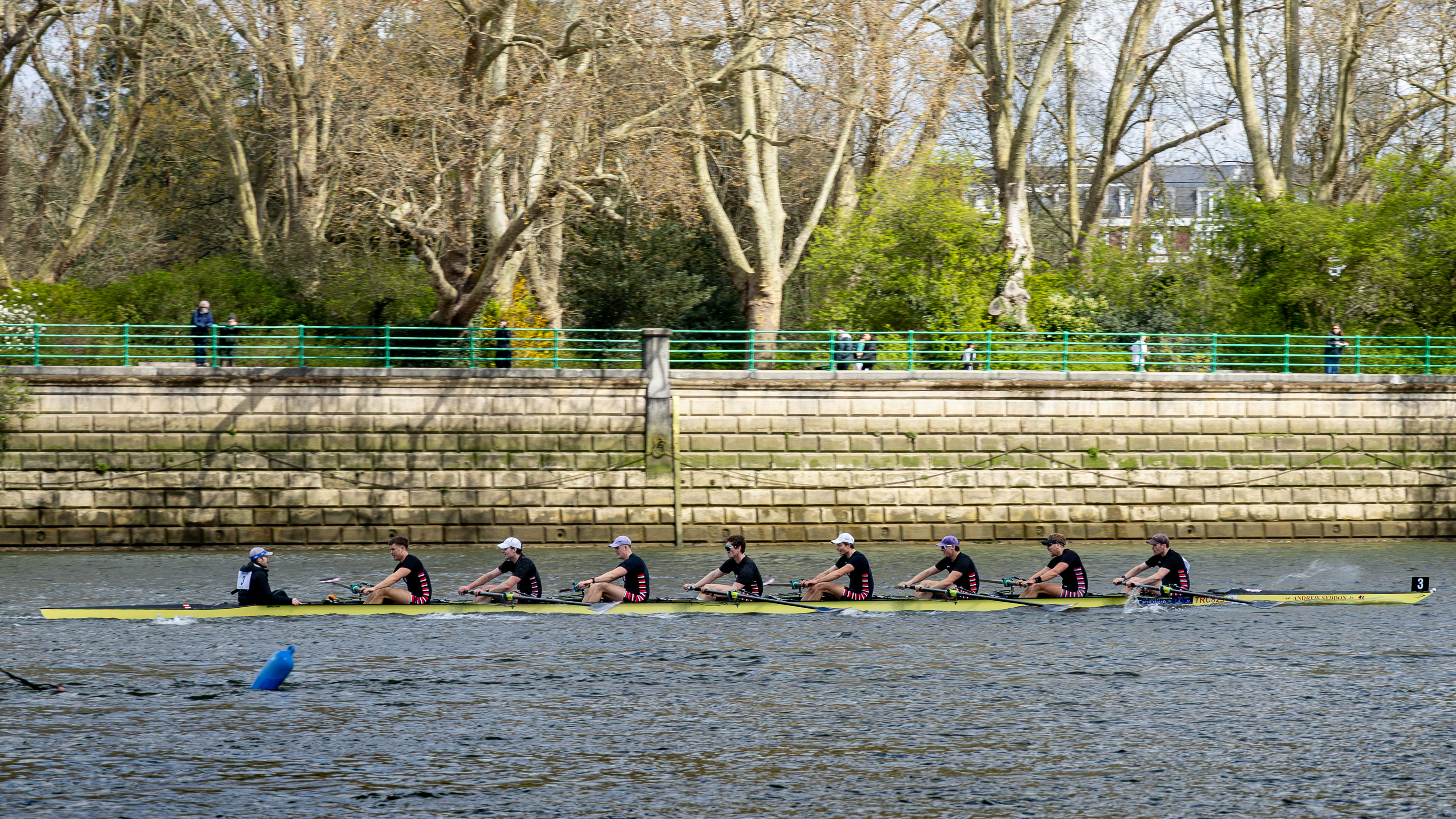 Une équipe d’aviron s’entraîne sur une large rivière.
