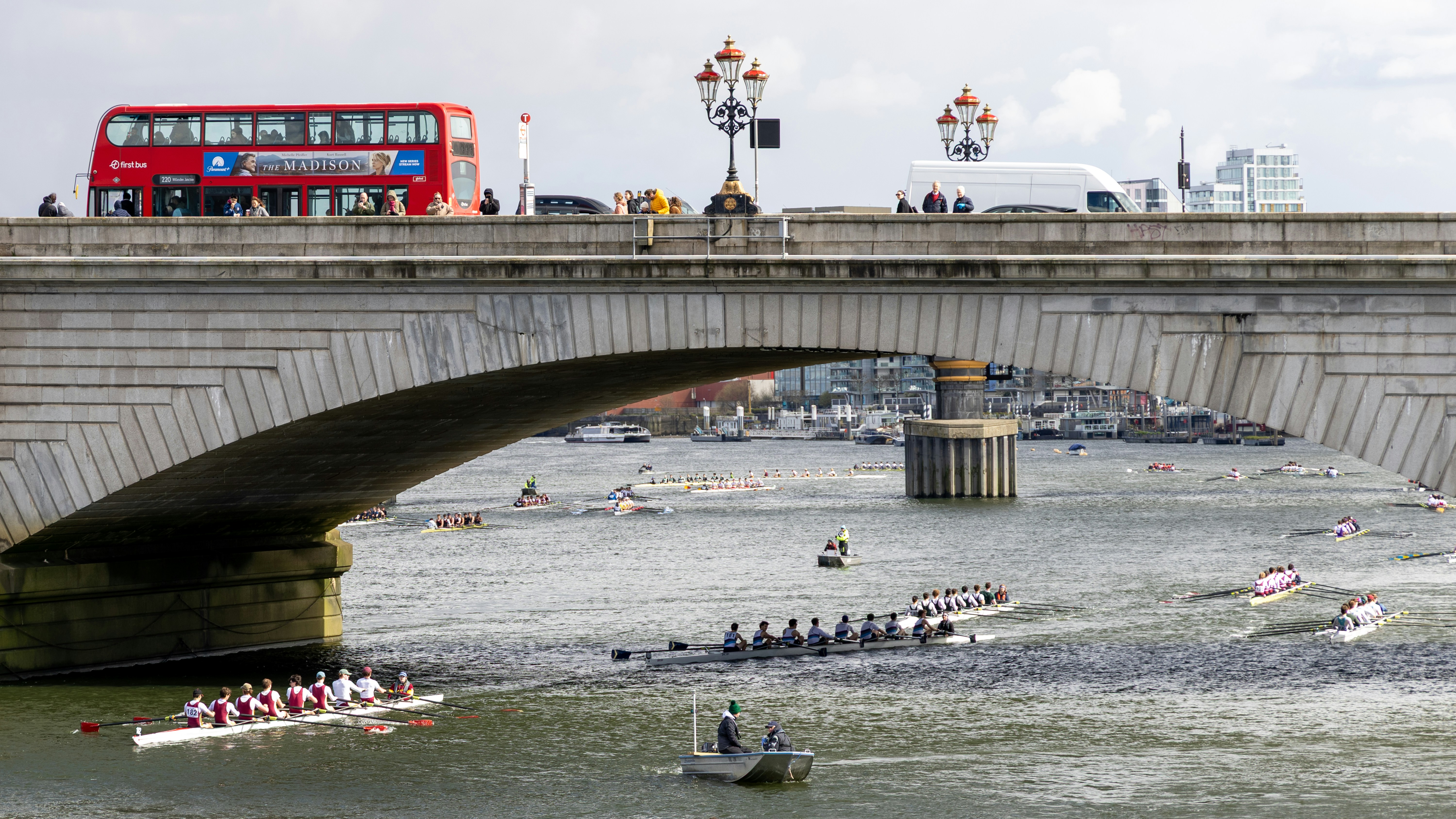 Les équipes d’aviron courent sur la Tamise sous un pont