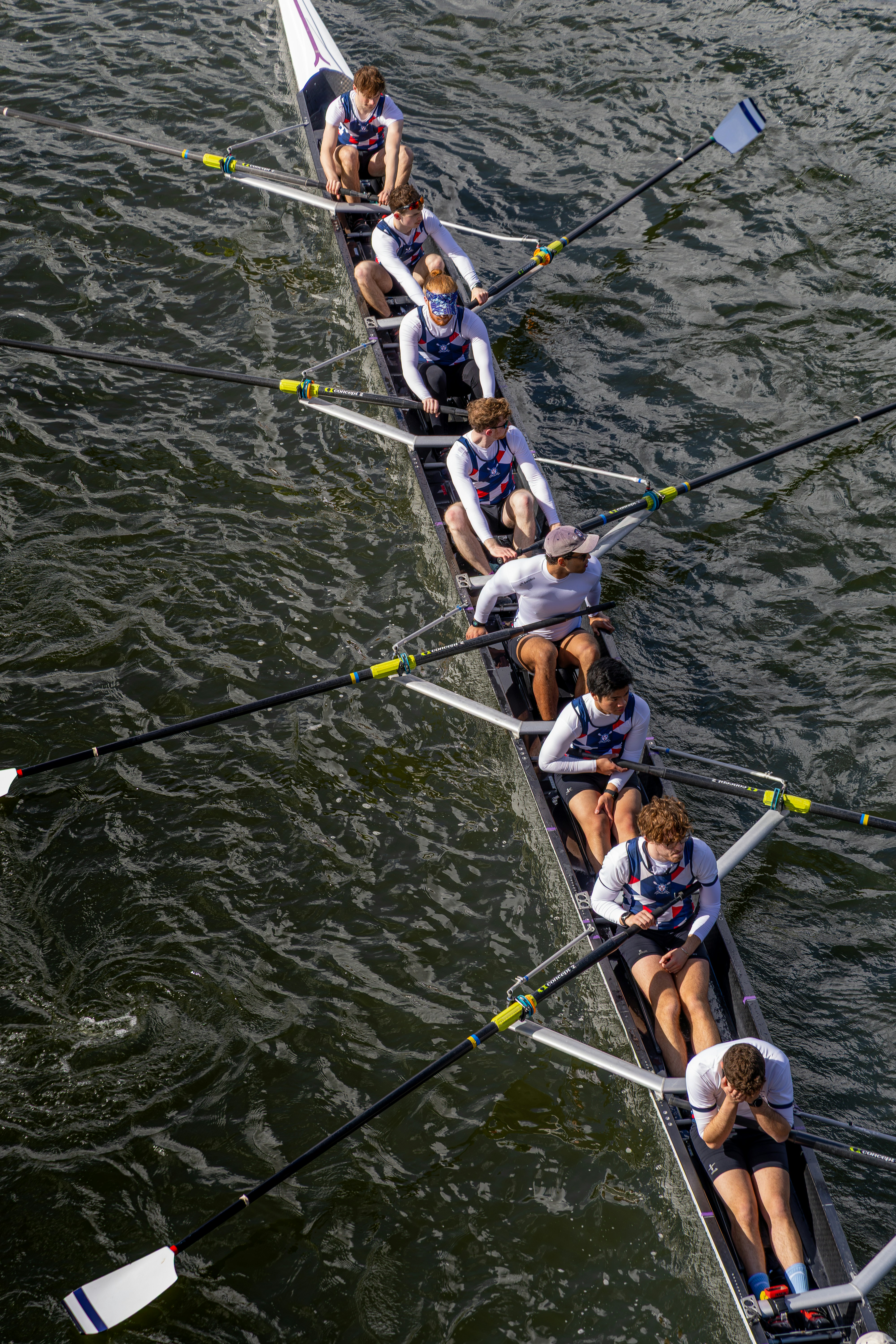 Huit rameurs dans une coquille de course sur l’eau