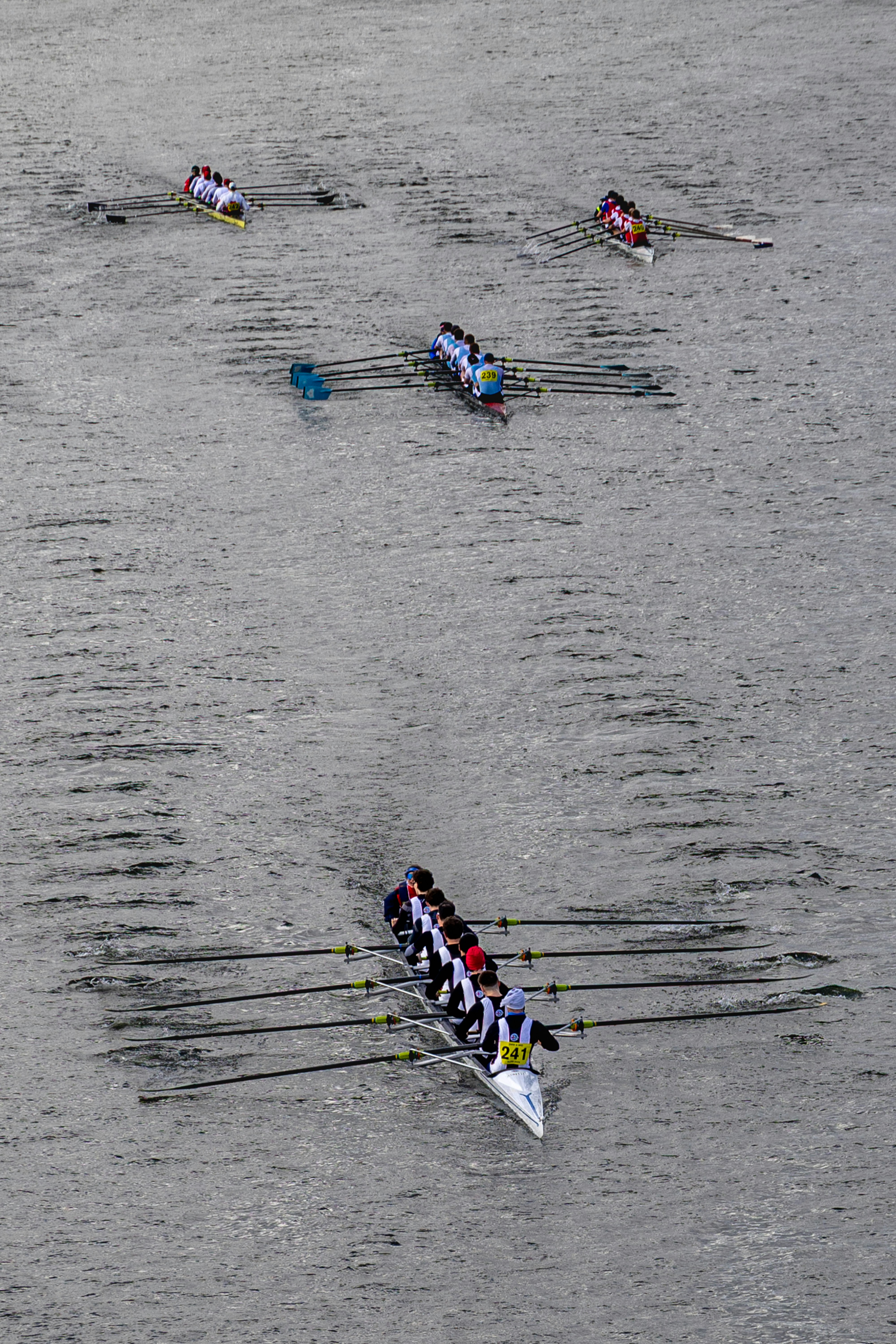 Les équipes d’aviron s’affrontent sur un plan d’eau