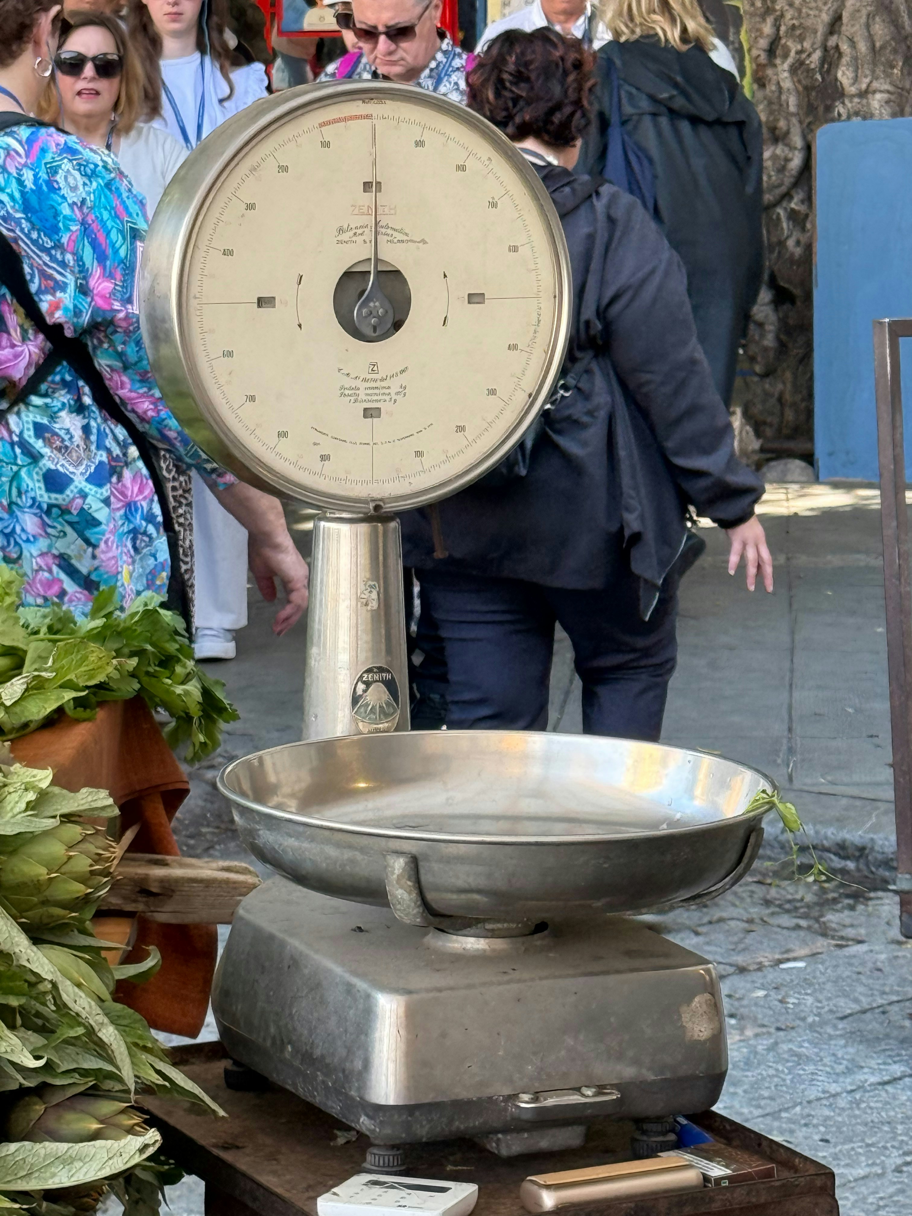 Báscula vintage en un mercado al aire libre