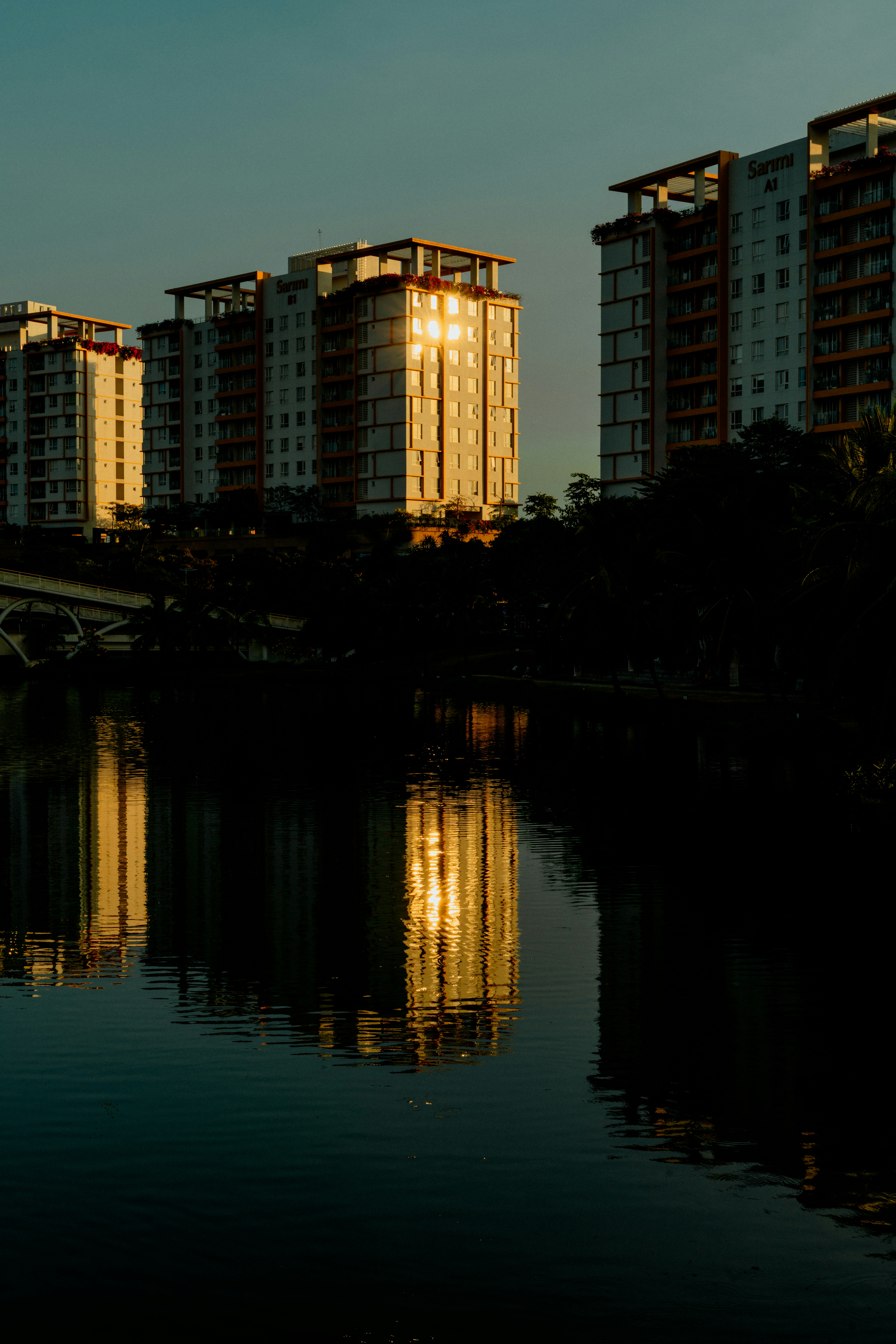 Des immeubles d’appartements reflétant la lumière dorée du soleil sur l’eau