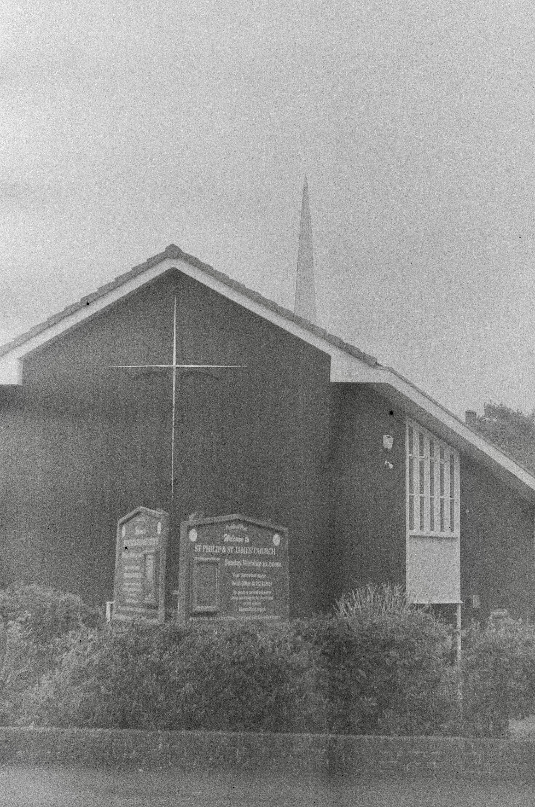 Um edifício de igreja com uma cruz e um campanário