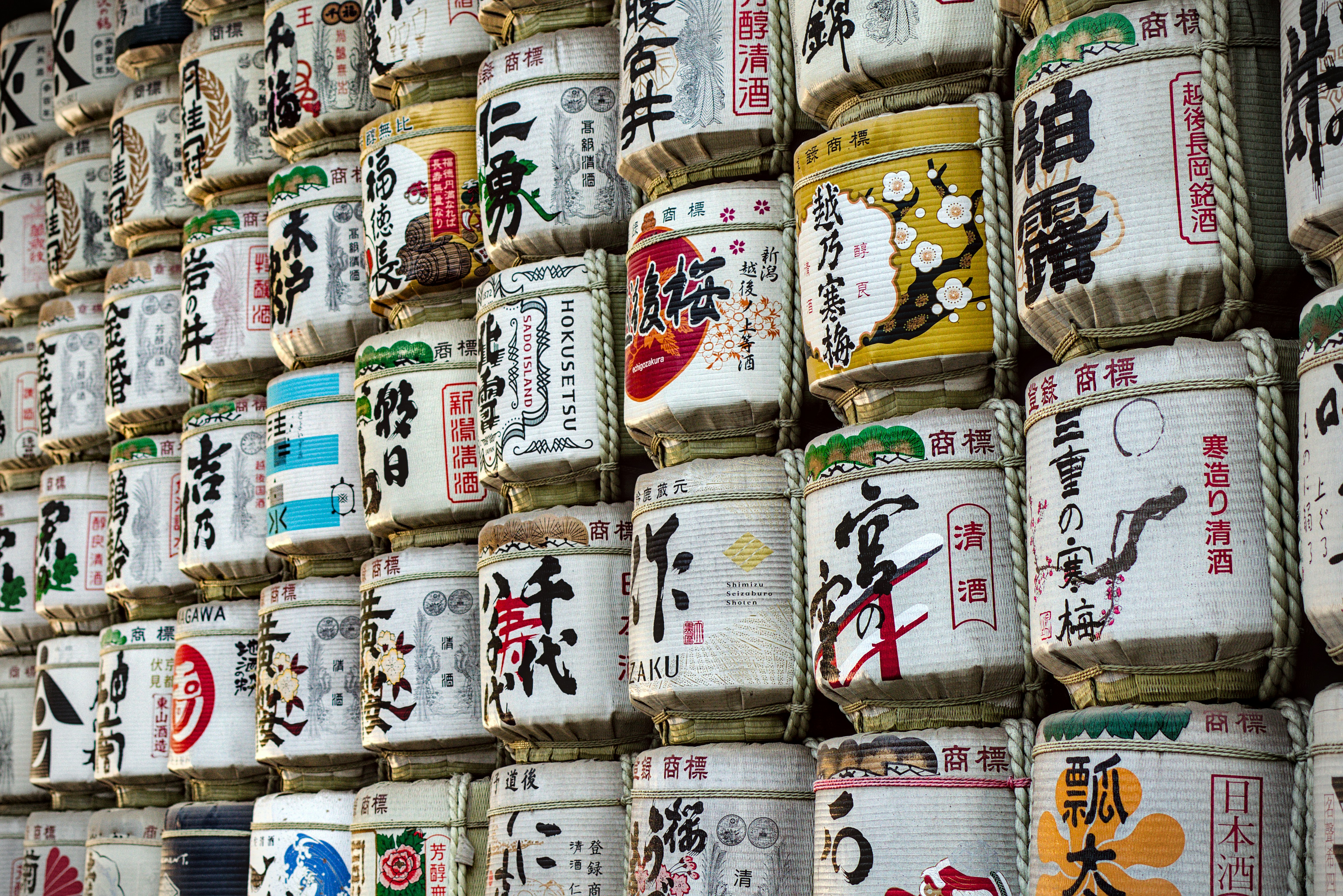 Pilas de barriles de sake japonés con caligrafía
