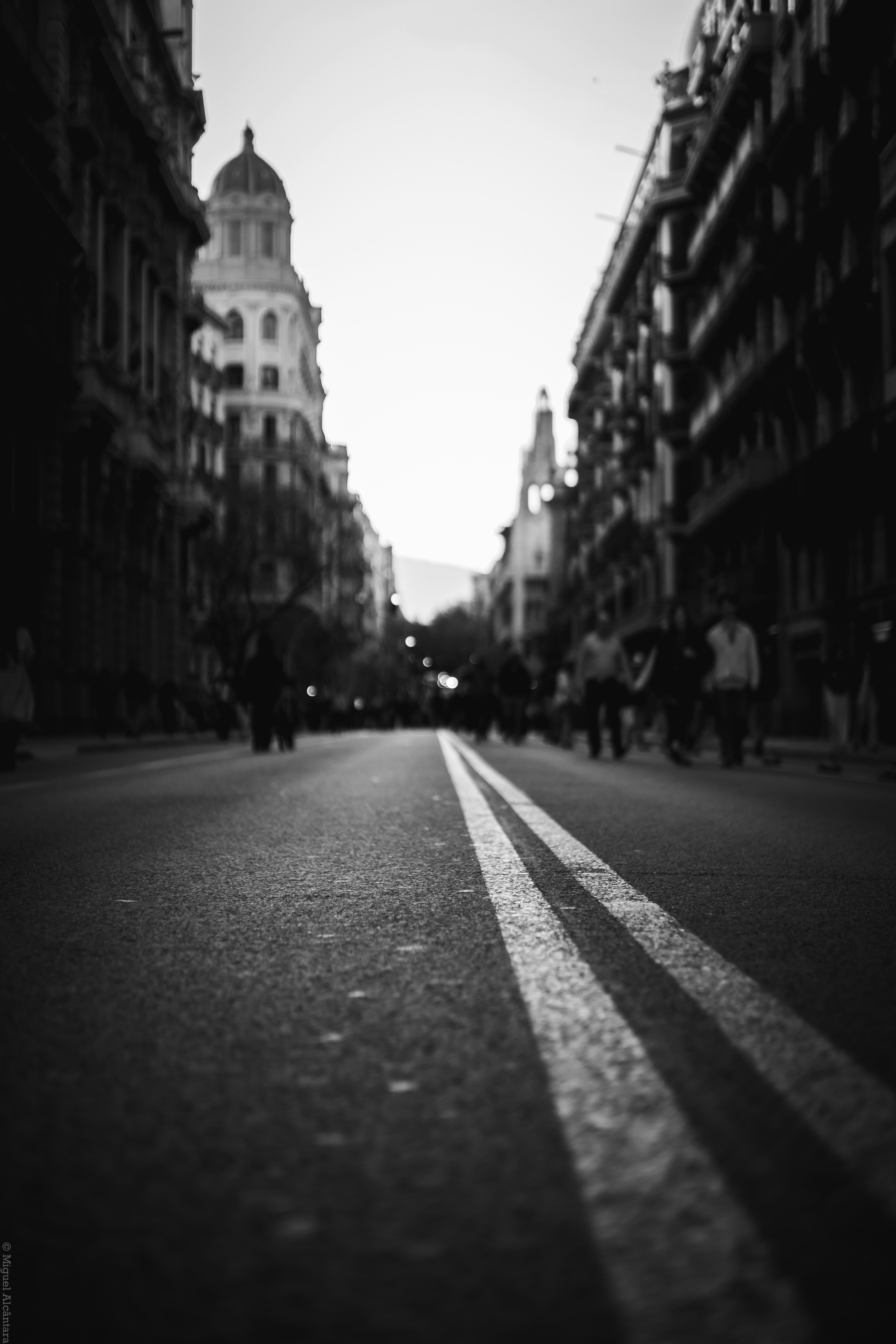 Straßenansicht mit Gebäuden und Menschen in Schwarz-Weiß