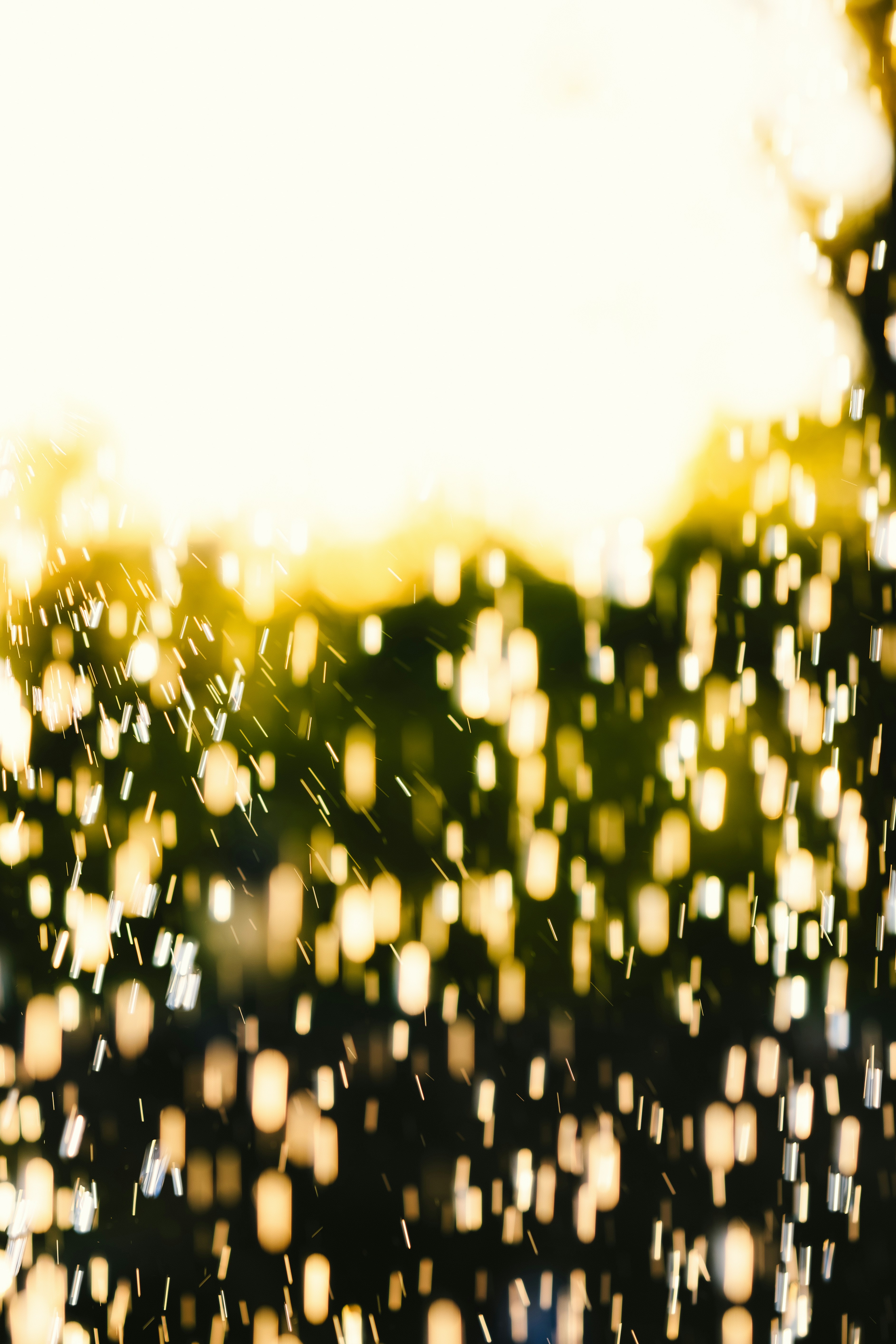 Luci bokeh astratte con bagliore dorato e tonalità verdi