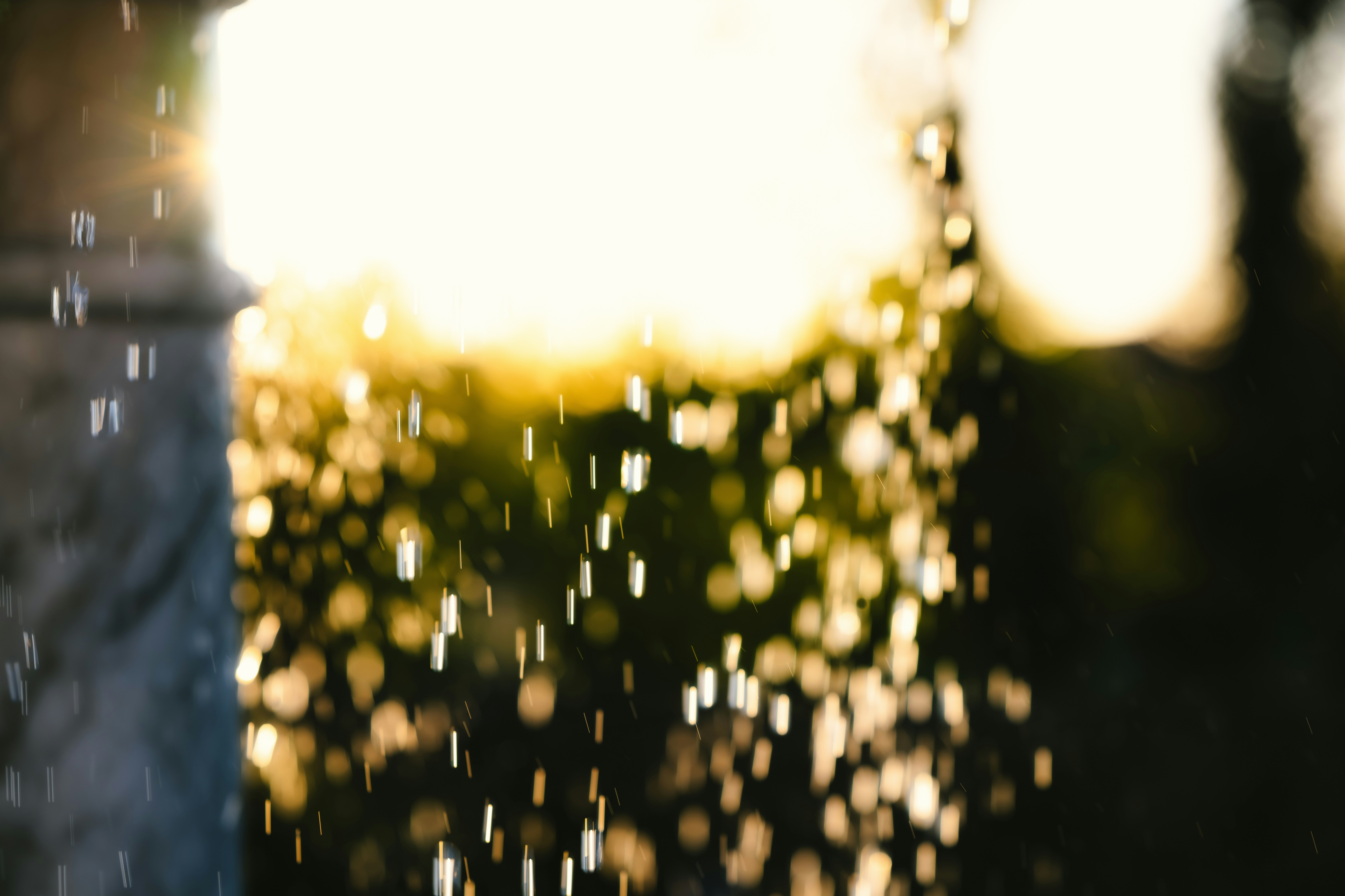 La luce del sole che si riflette sulle gocce d'acqua che cadono