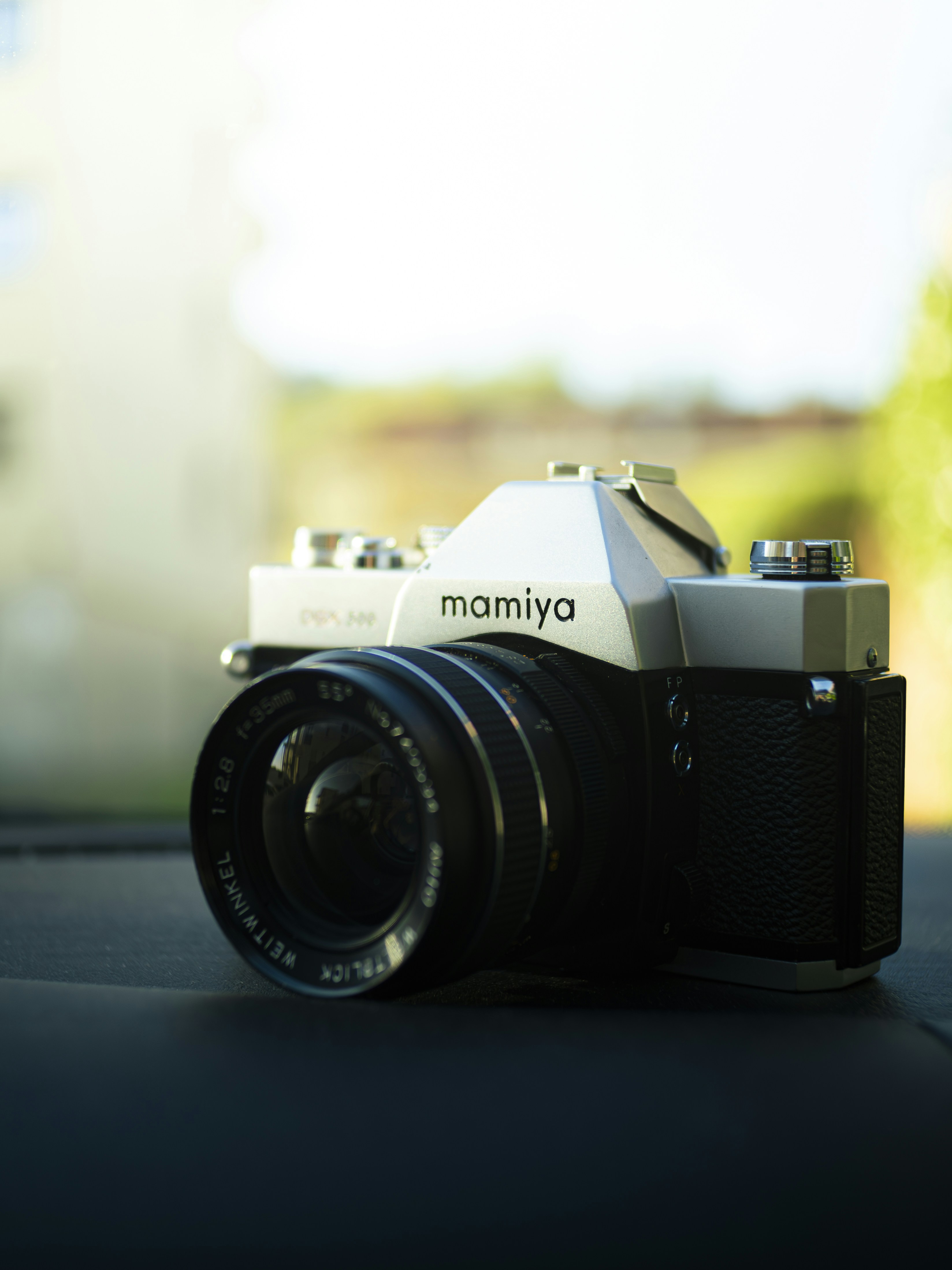 Una cámara mamiya vintage descansa sobre una superficie.