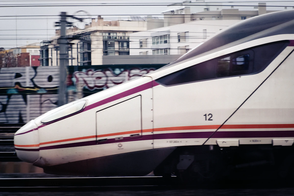 Tren moderno de alta velocidad en movimiento, imagen de recurso