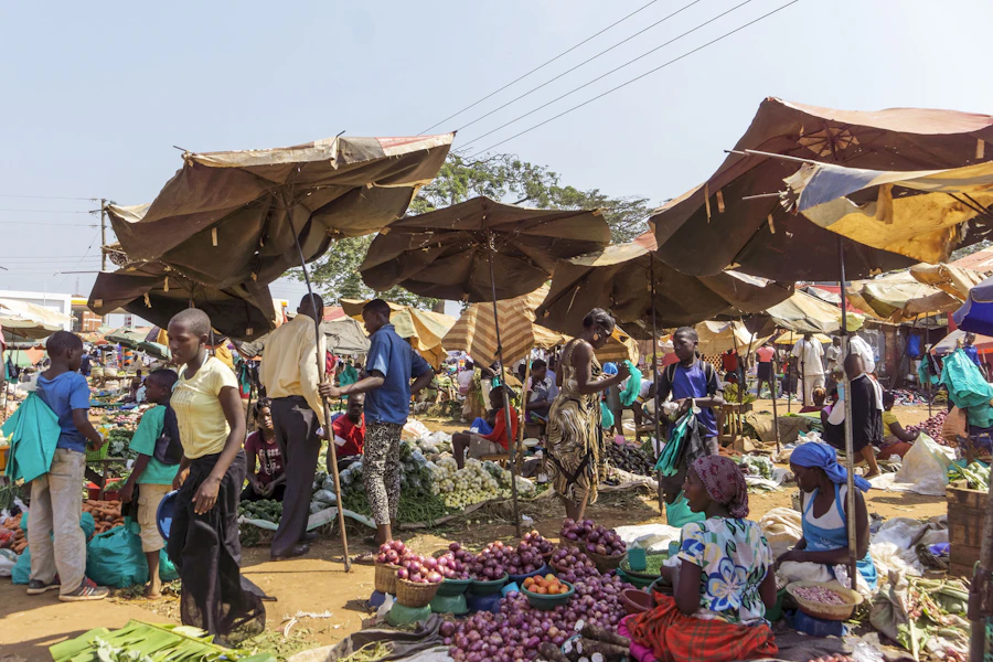 Marché animé avec vendeurs et acheteurs