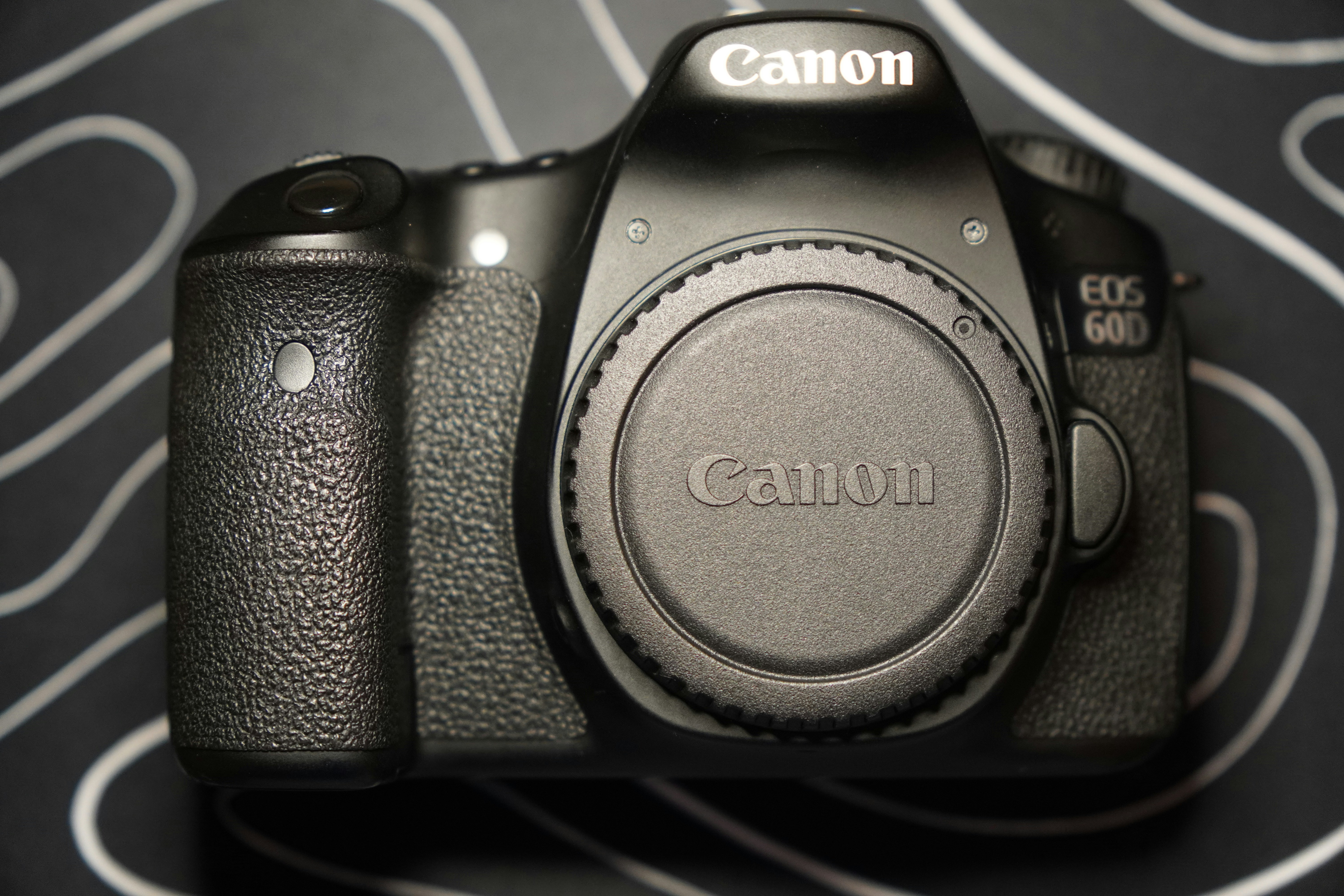 Un appareil Canon EOS 60D noir sur une surface à motifs