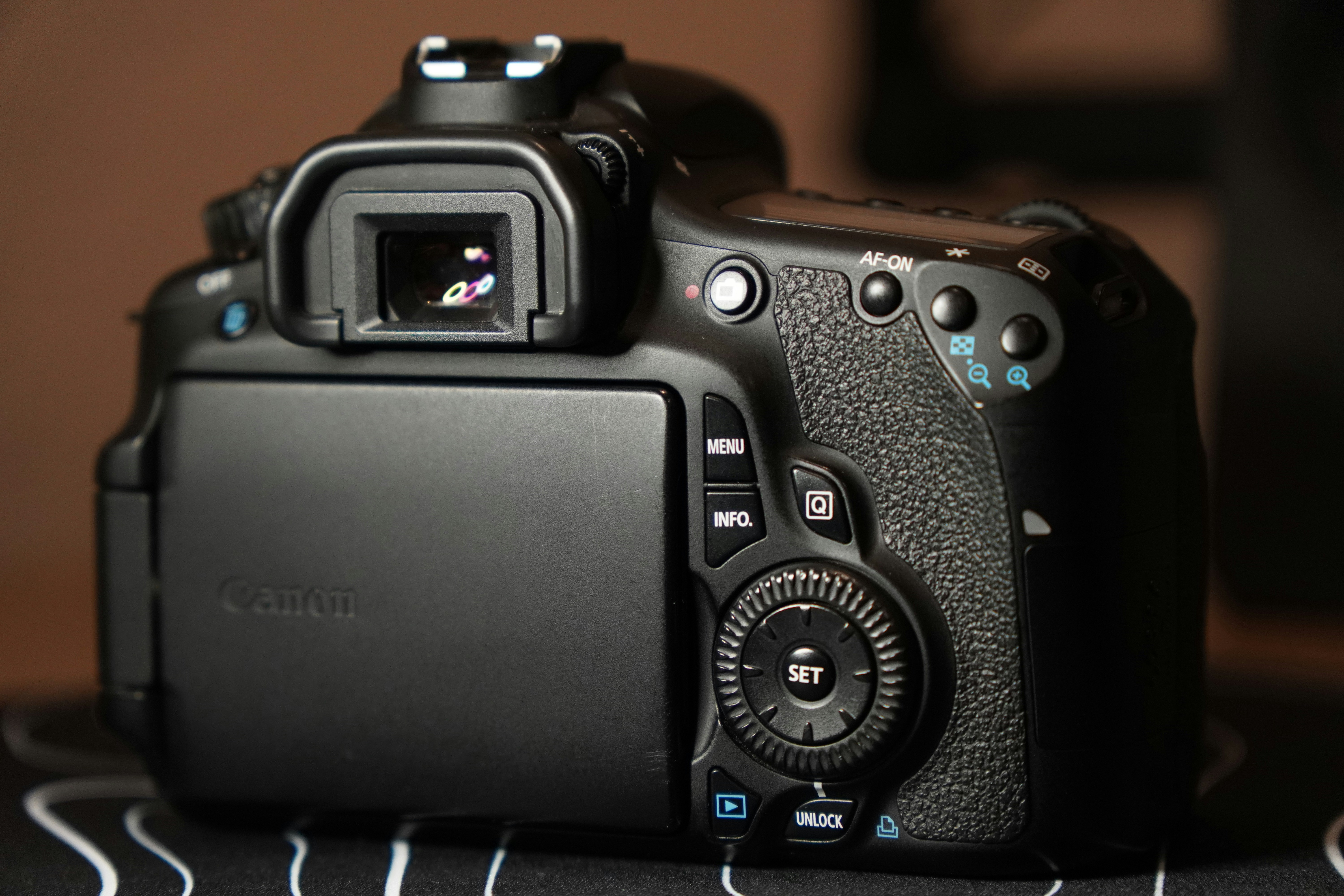 Vue arrière d’un appareil photo reflex numérique noir