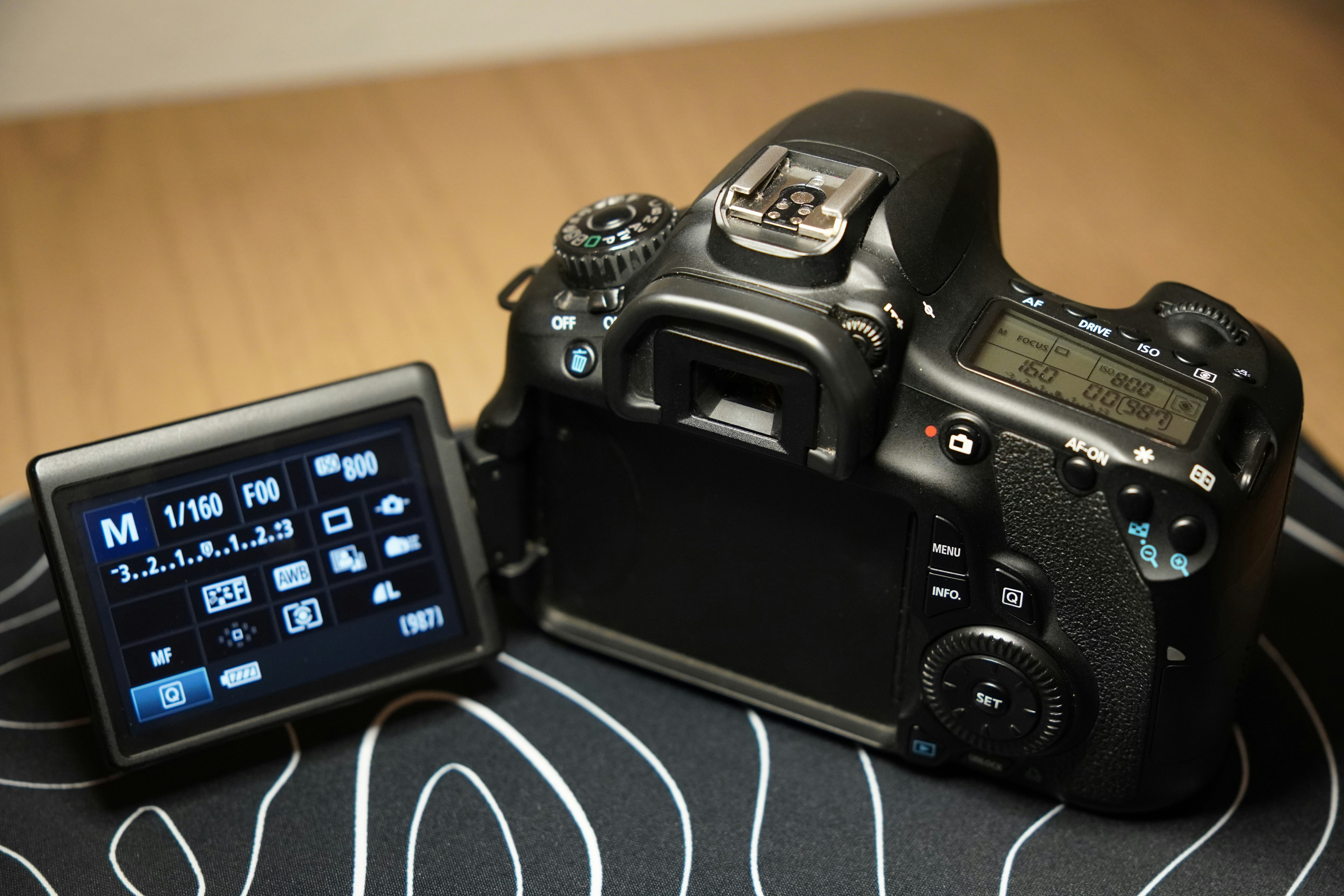 Un appareil photo reflex numérique noir avec son écran affiché