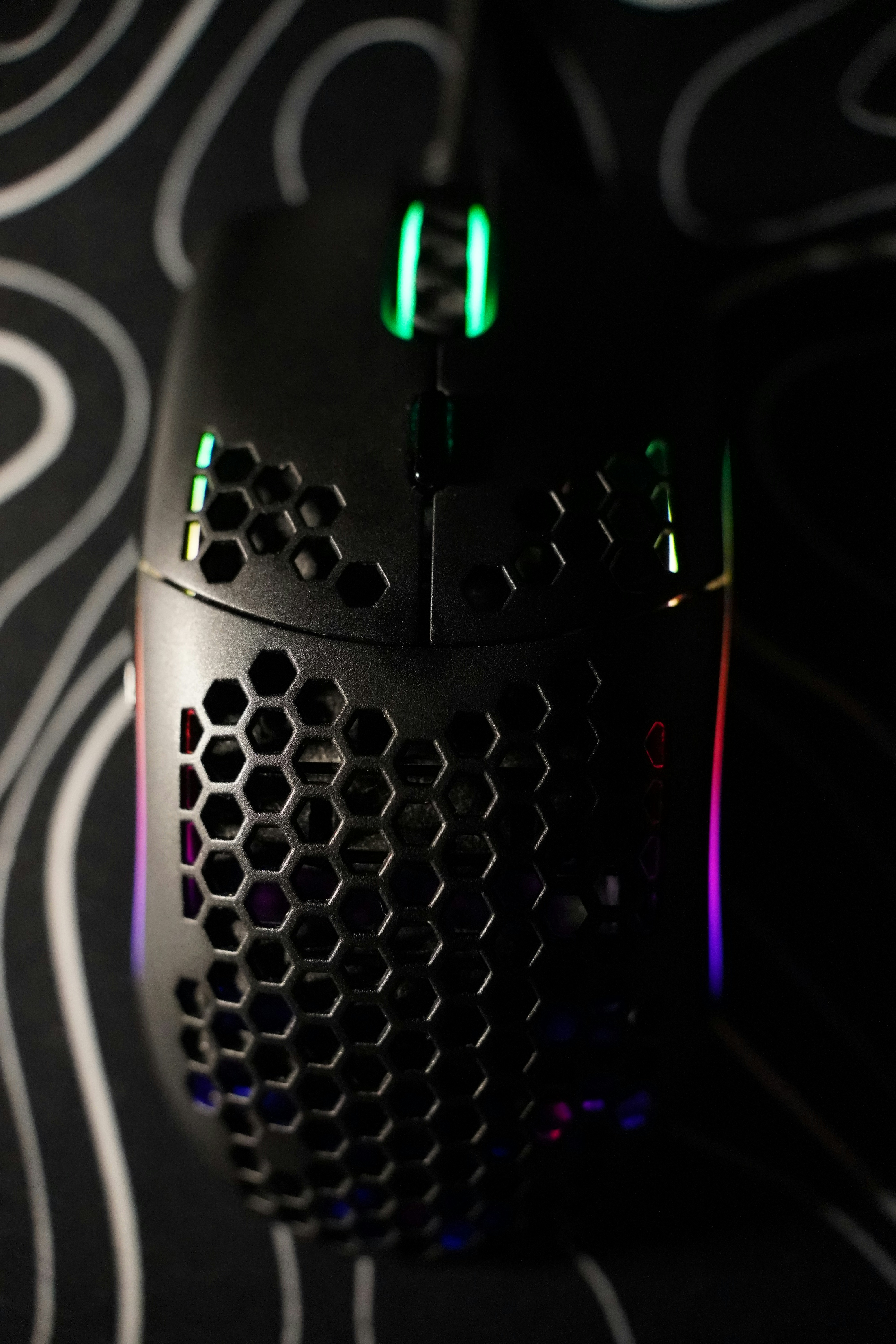 Une souris de jeu noire avec éclairage RGB