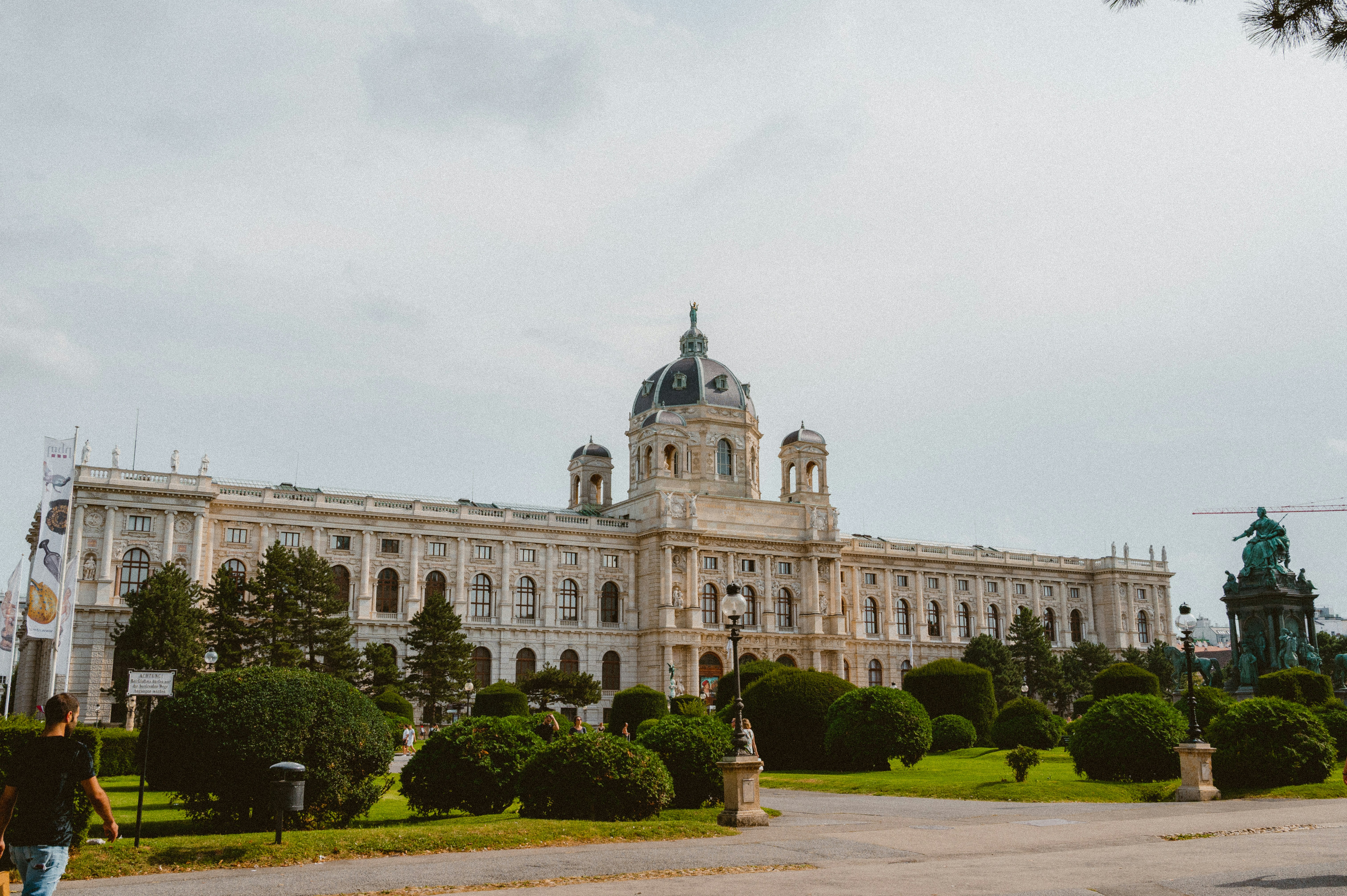 Gran edificio histórico con cúpula y jardines cuidados
