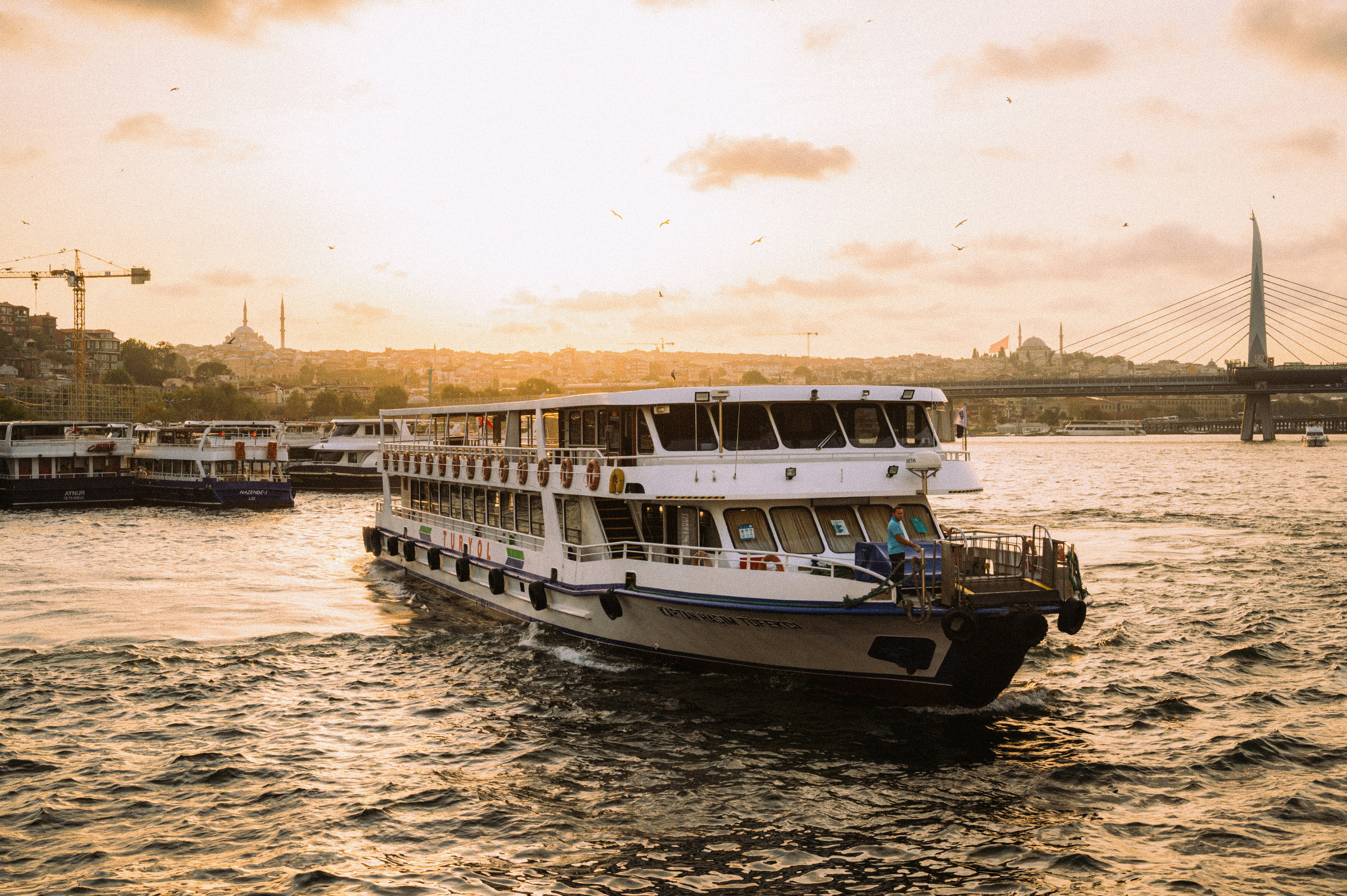 Un ferry navegando sobre el agua al atardecer.