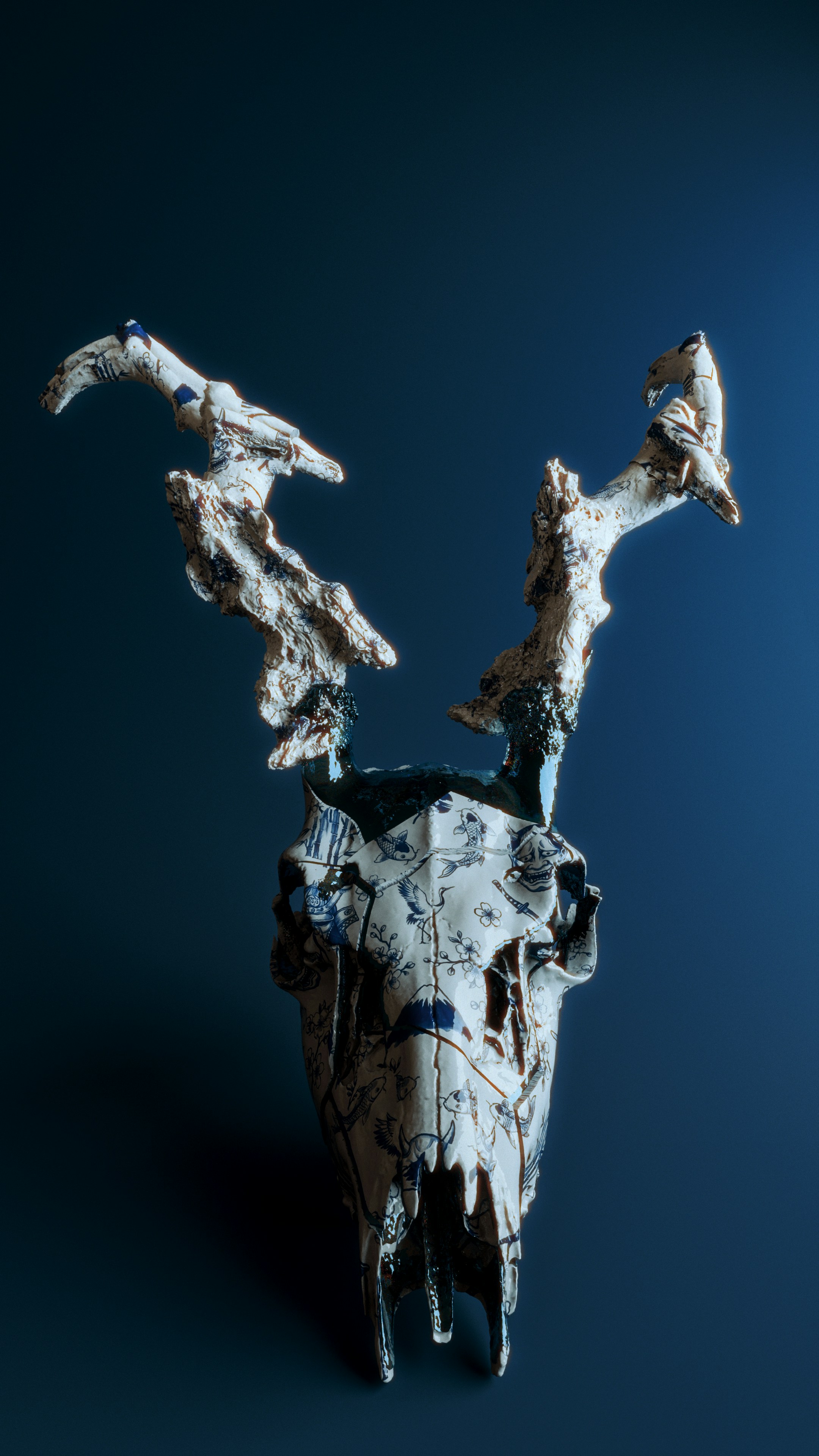 Crâne de cerf décoré avec des bois abstraits sur fond bleu.