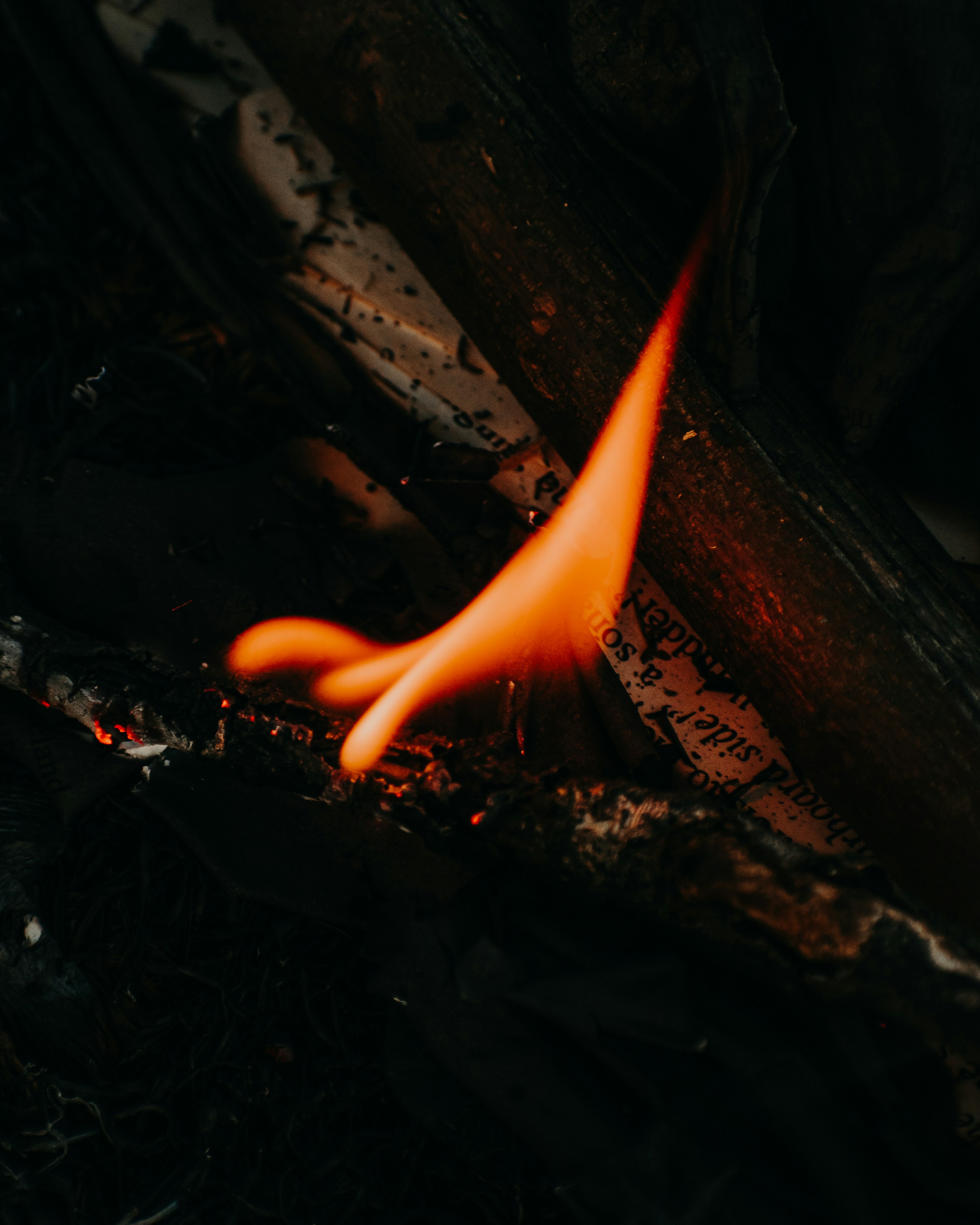 Eine Nahaufnahme einer Flamme, die altes Papier verbrennt