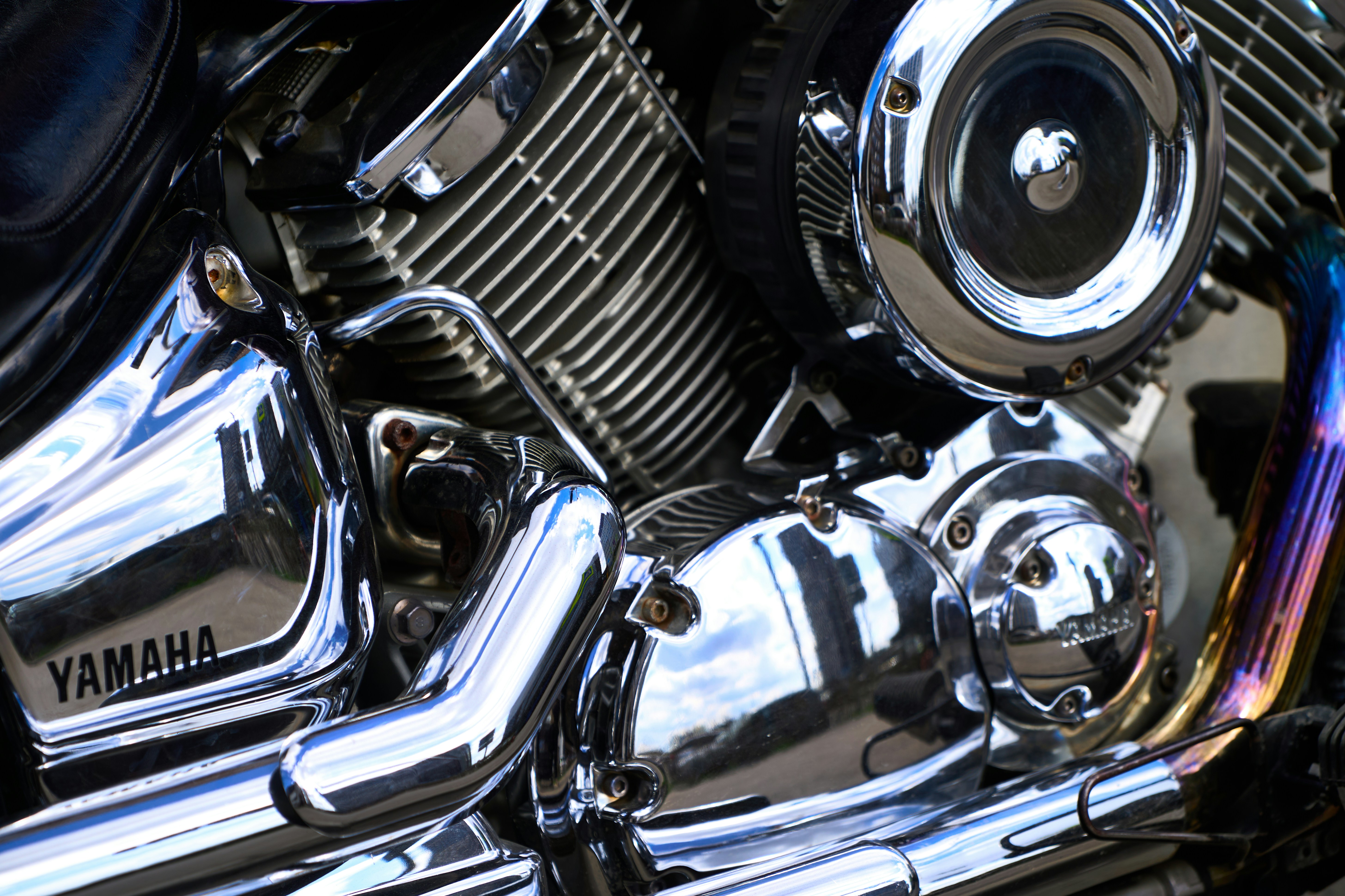 Primo piano di un motore di motocicletta cromato lucido