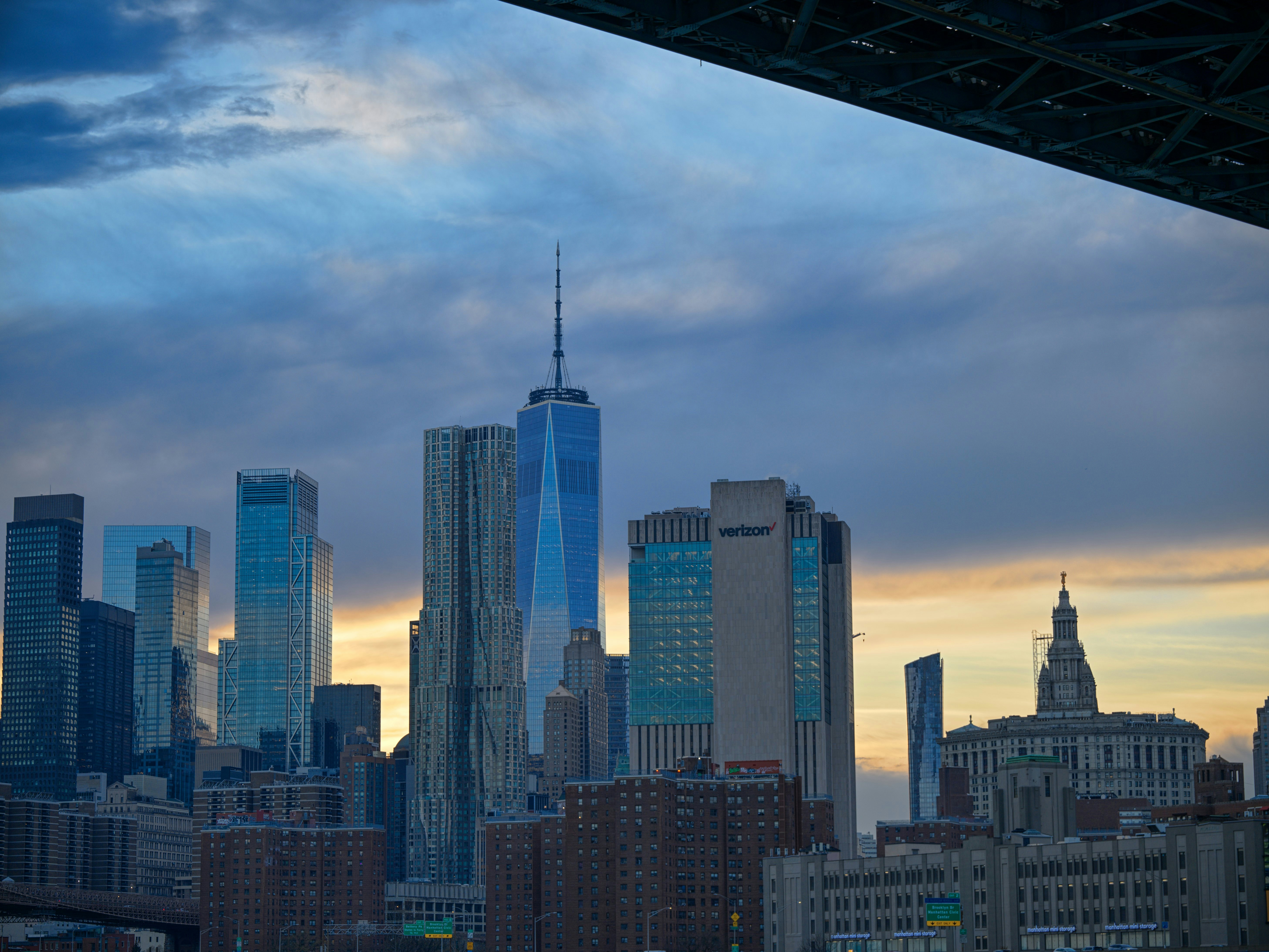 Horizonte de Nueva York al anochecer con nubes dramáticas