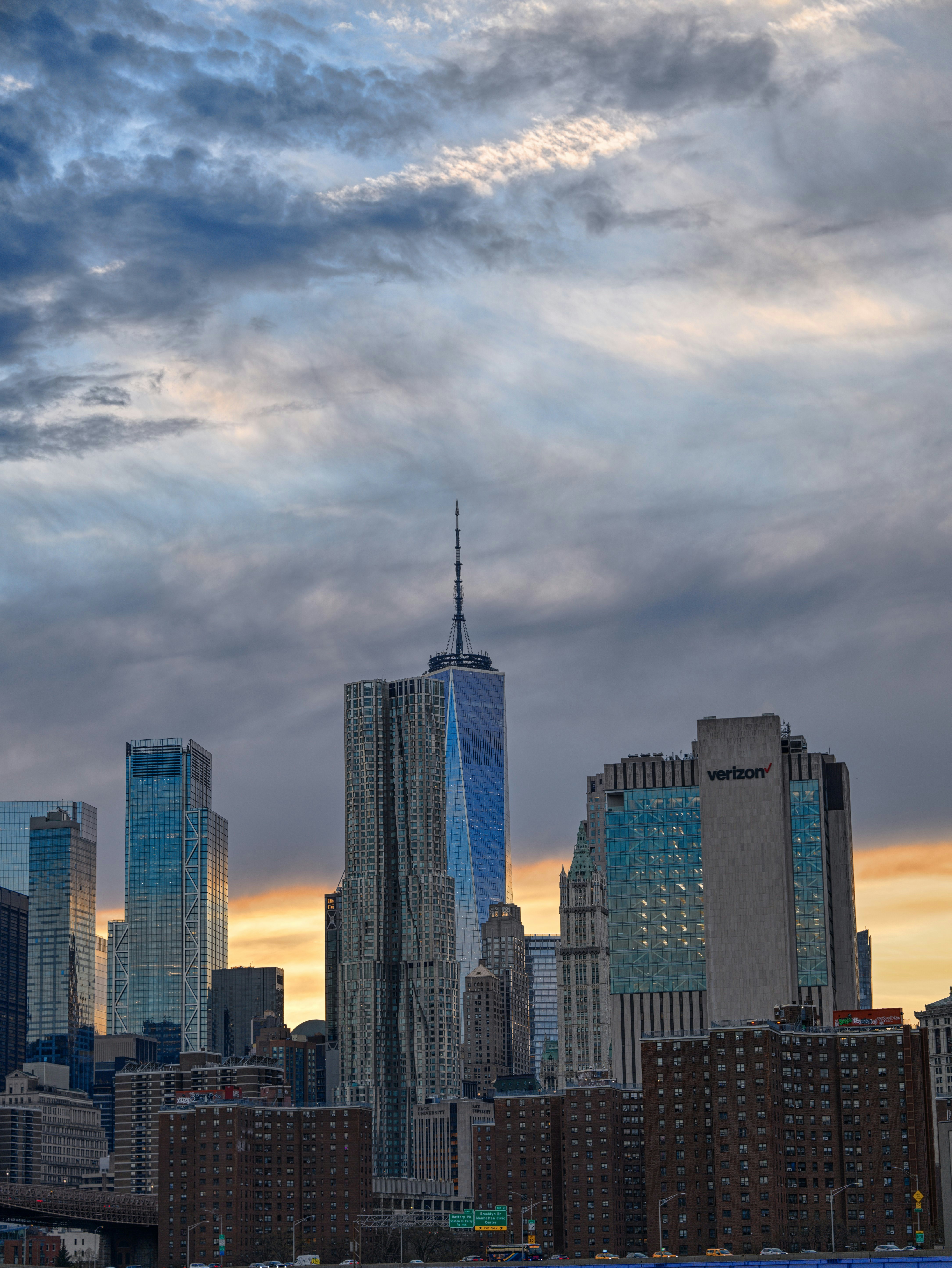 Horizonte de Nueva York con nubes dramáticas al atardecer.