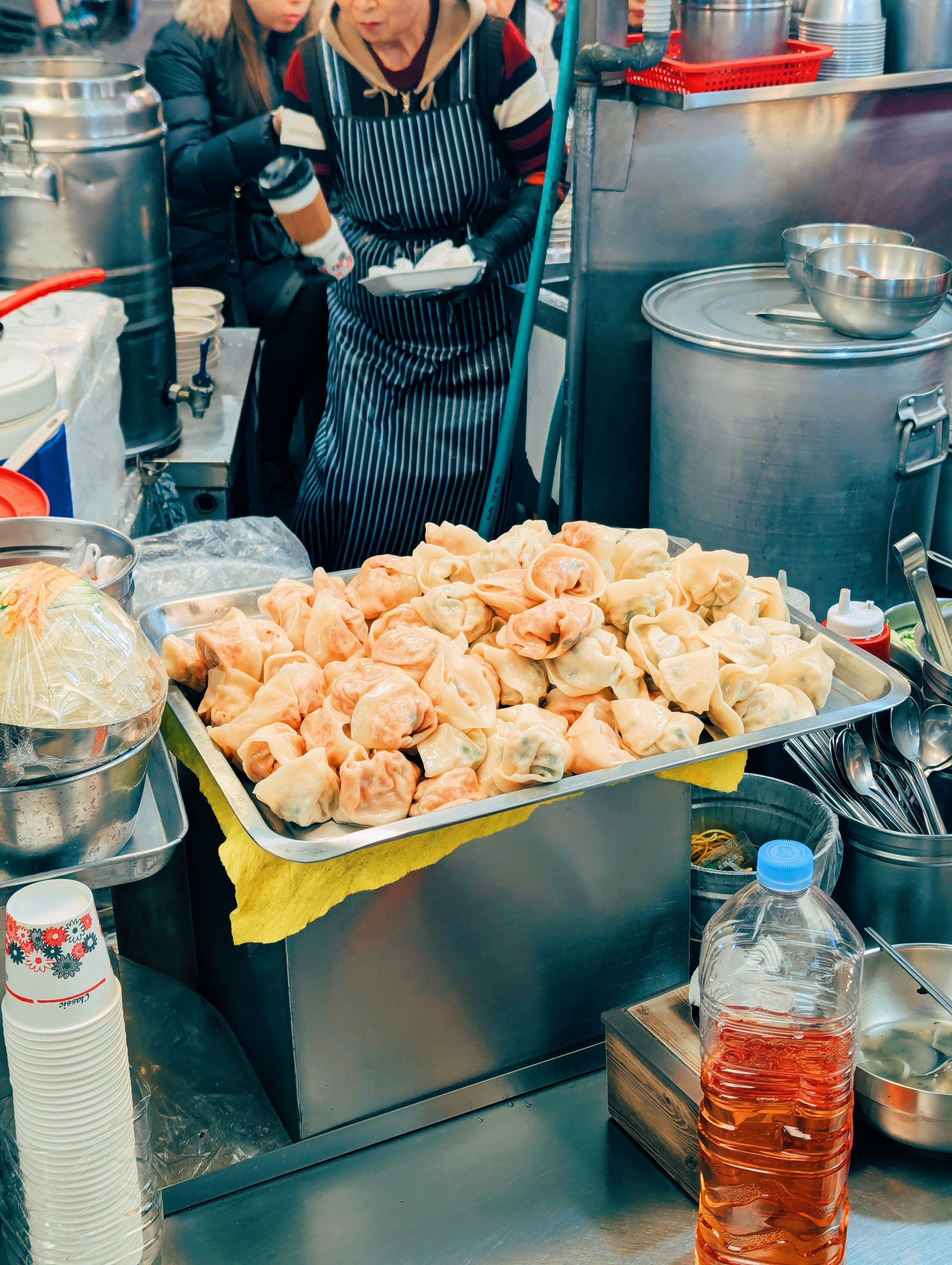 Baki pangsit yang baru dimasak di warung makan.