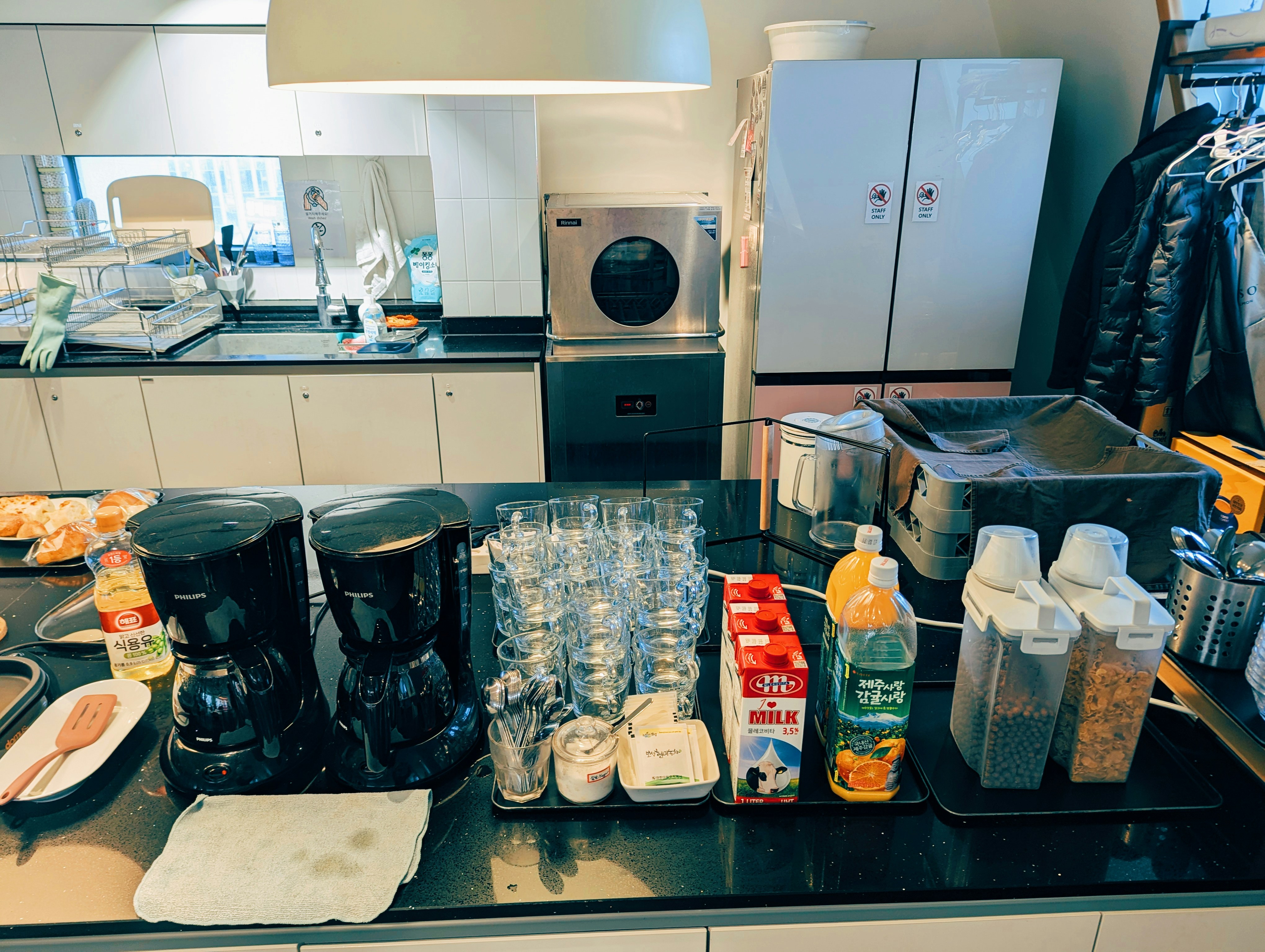 Pembuat kopi dan gelas di meja dapur