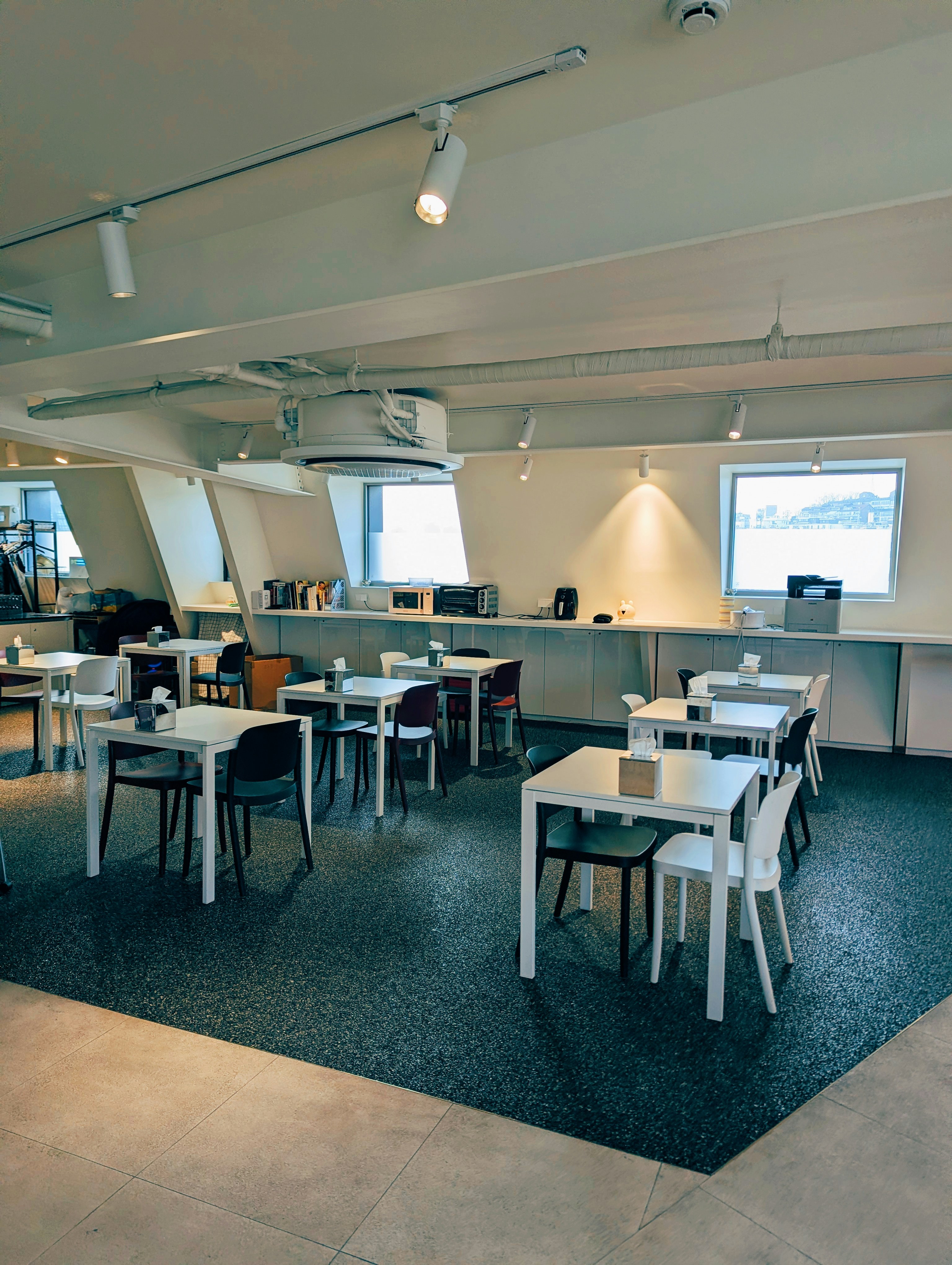 Interior kafe modern dengan meja dan kursi