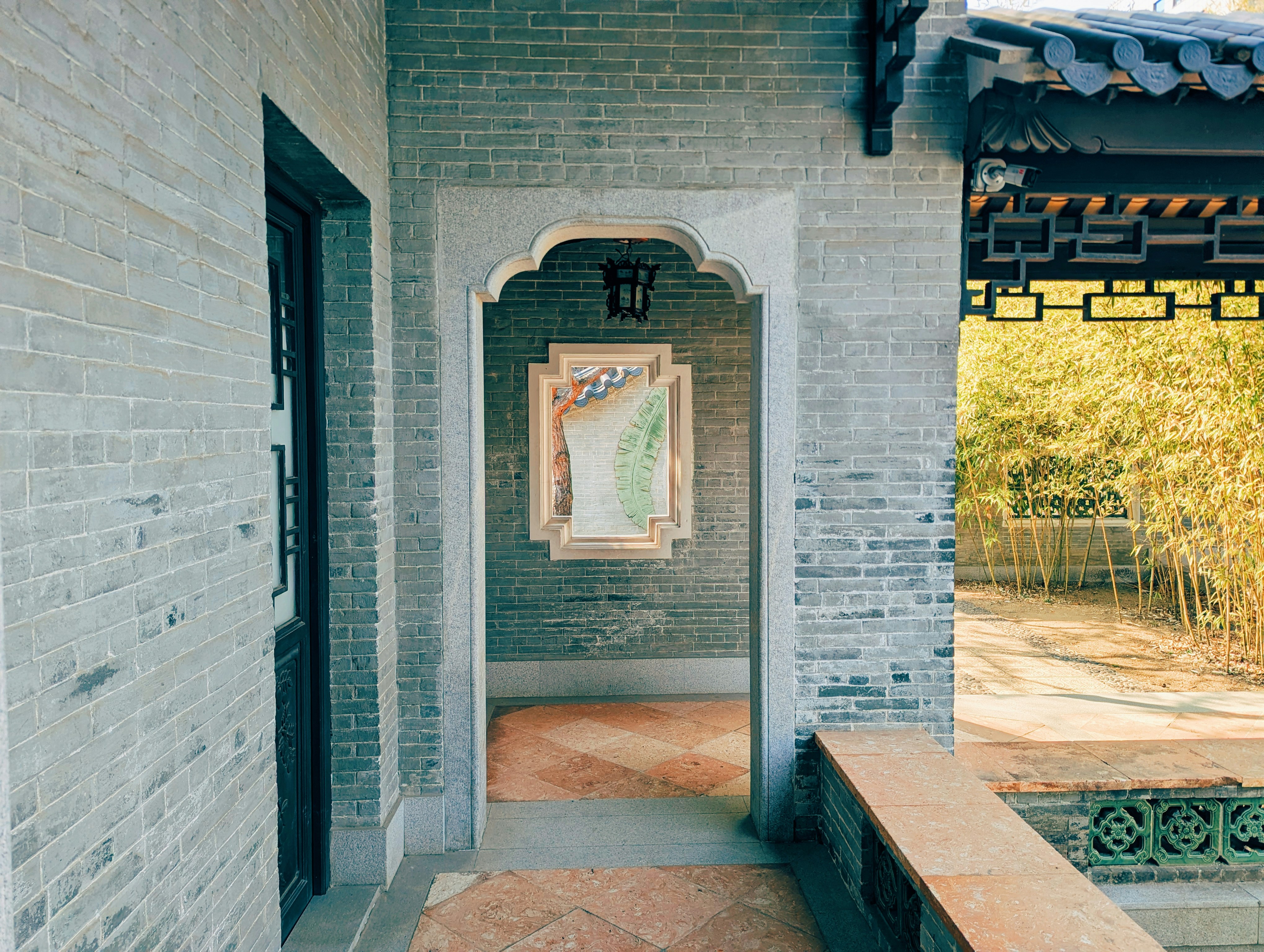 Halaman tradisional Cina dengan bambu dan karya seni