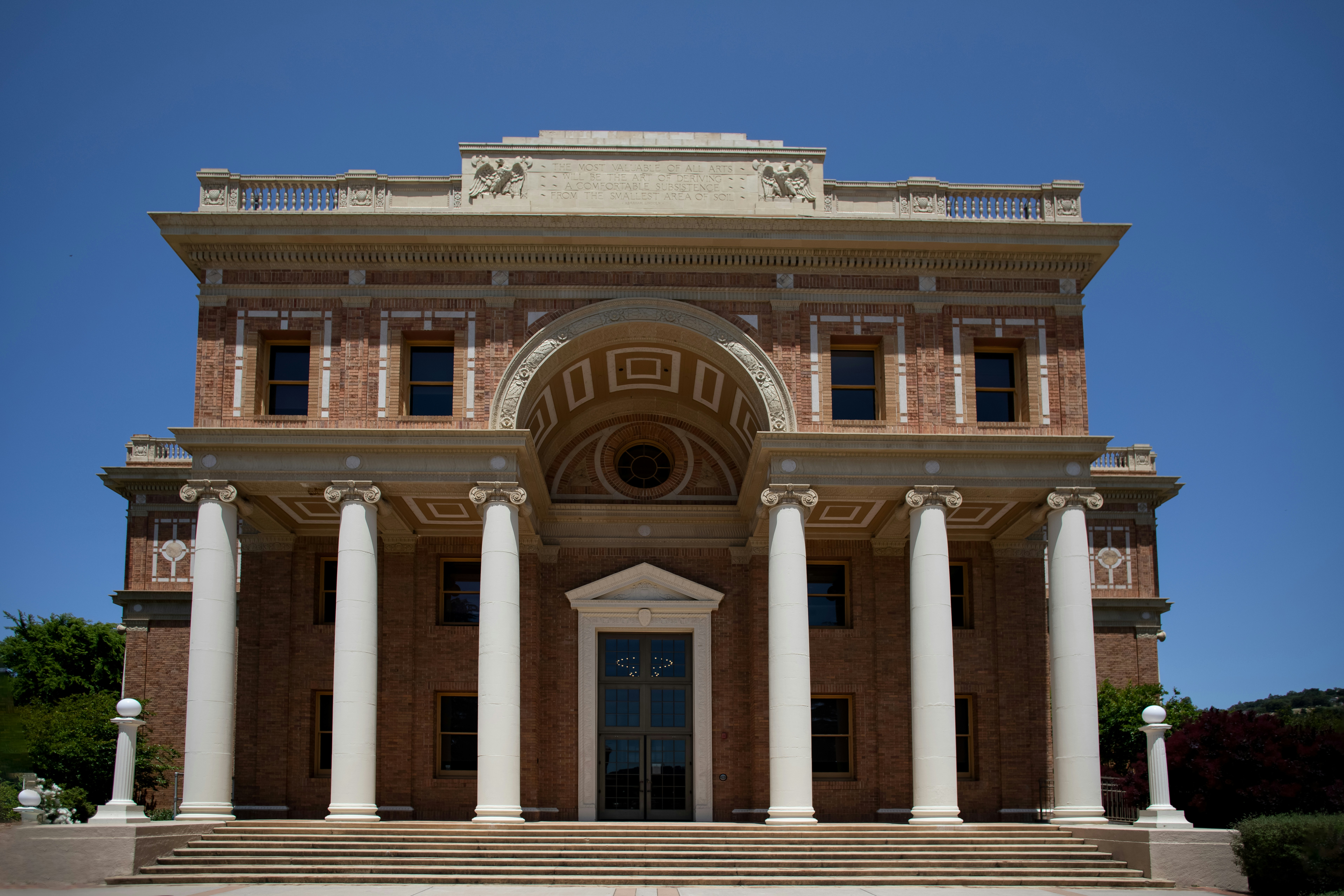 Fachada sobria de un edificio institucional histórico