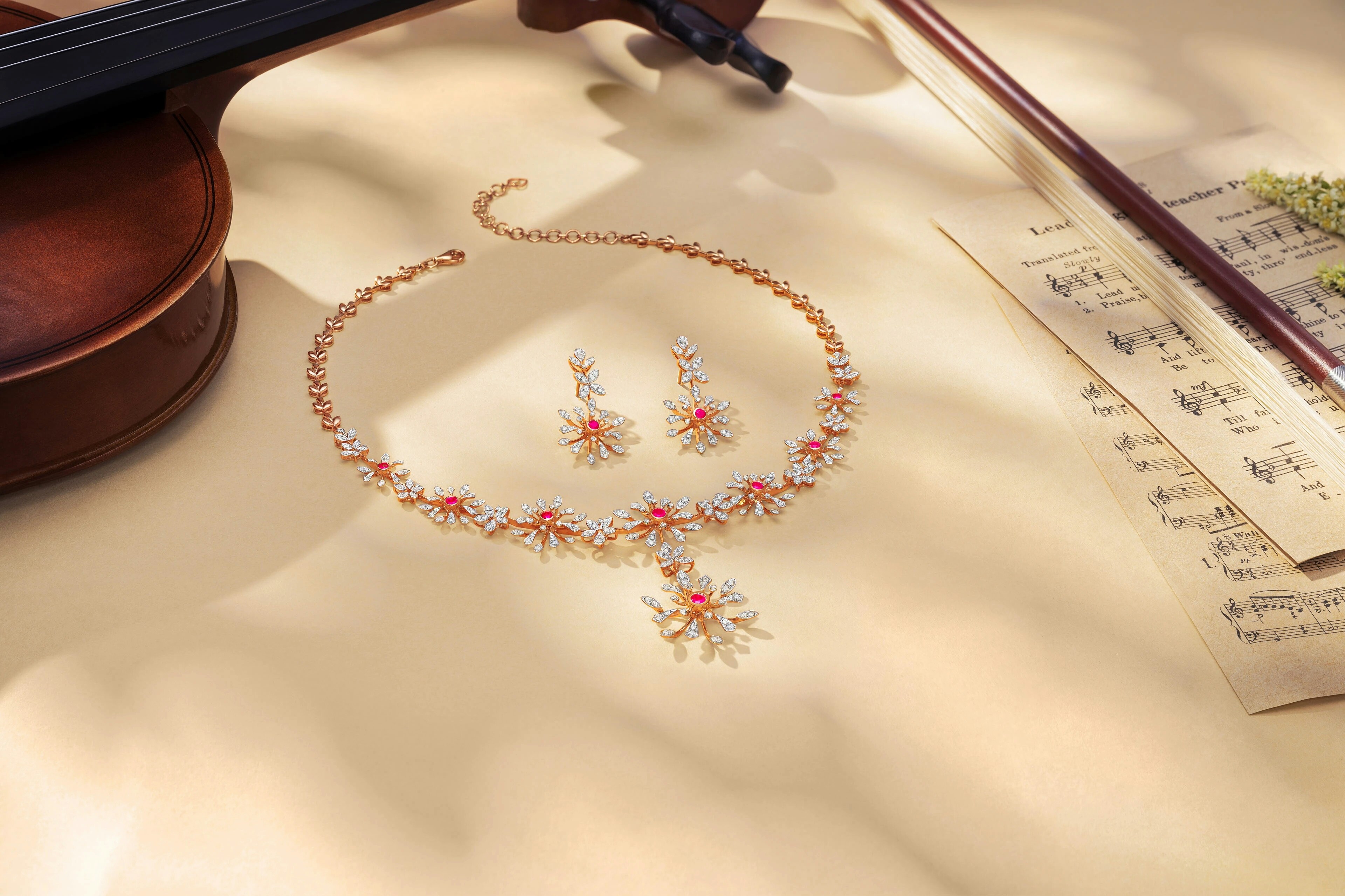 Un collier étincelant et des boucles d’oreilles avec des notes de musique