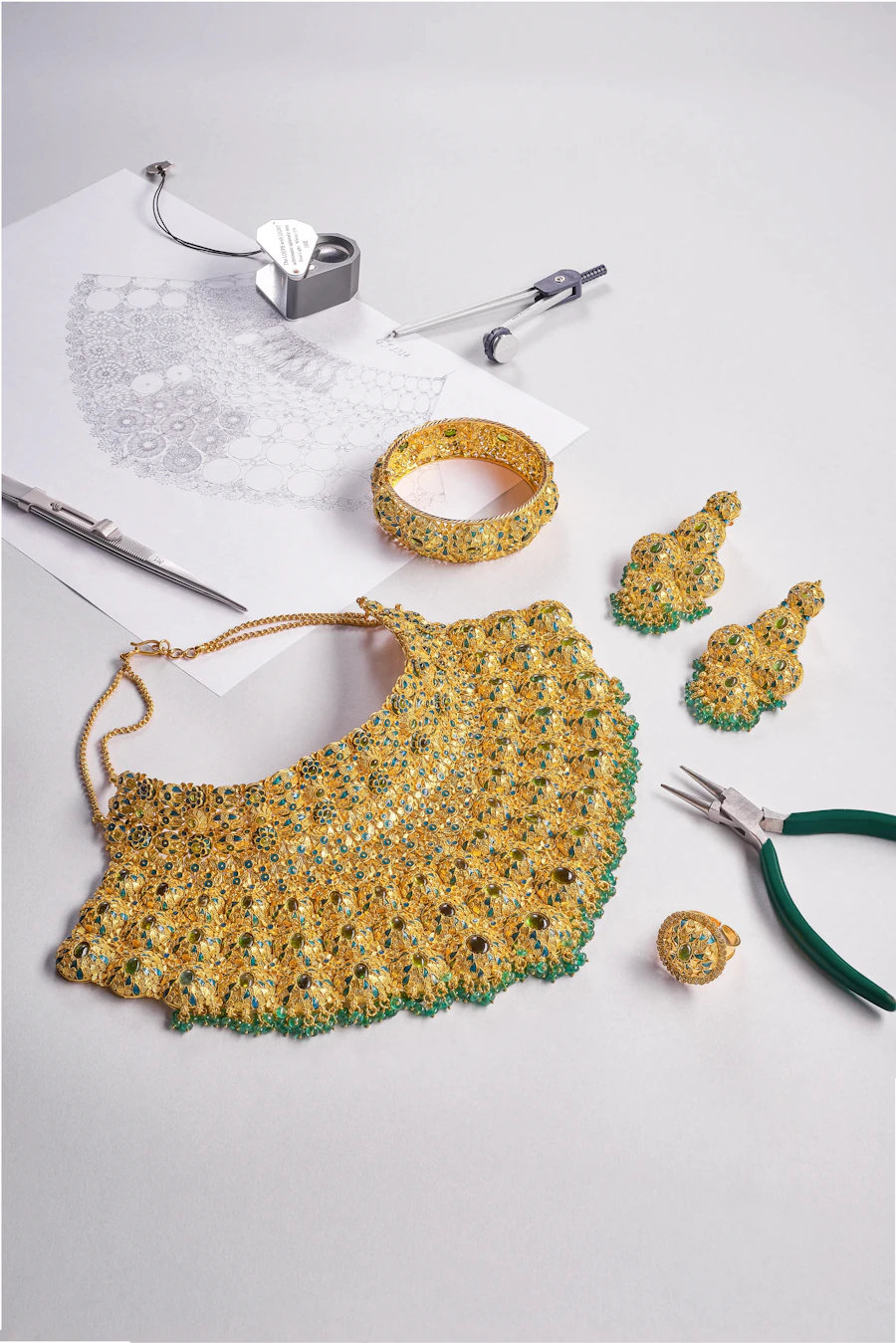 Parure in oro con pietre verdi
