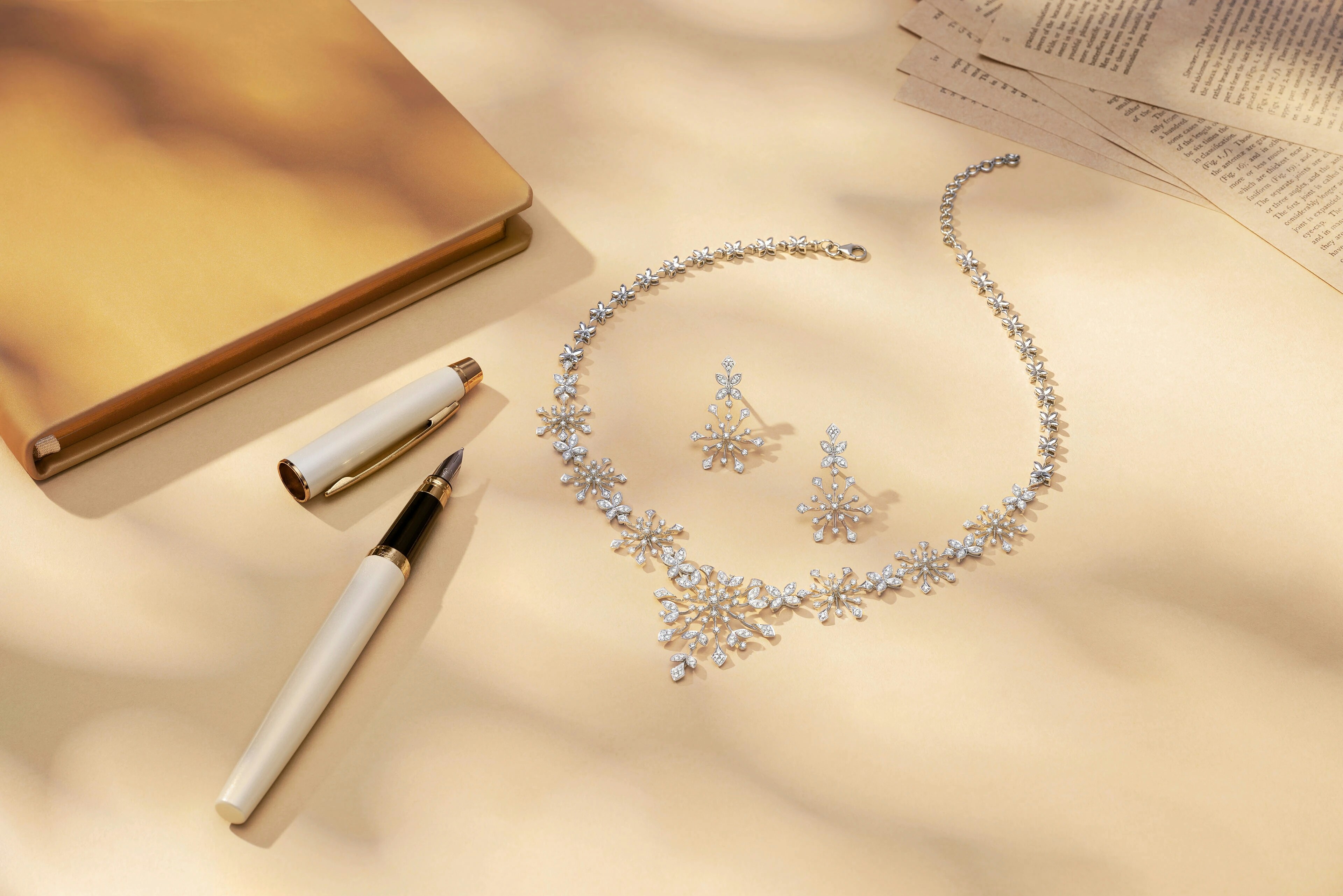 Collar y pendientes de diamantes con pluma y pluma