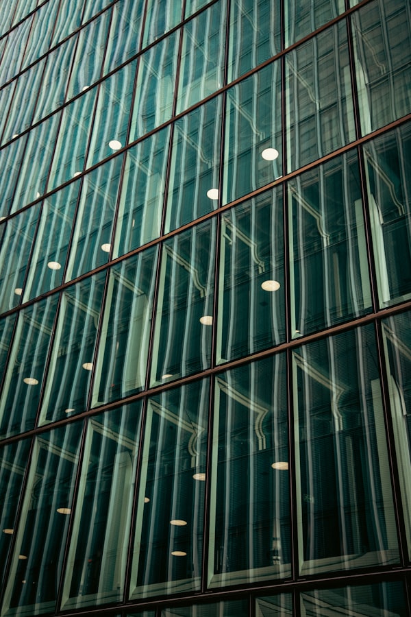 Fachada de vidrio con reflejos urbanos