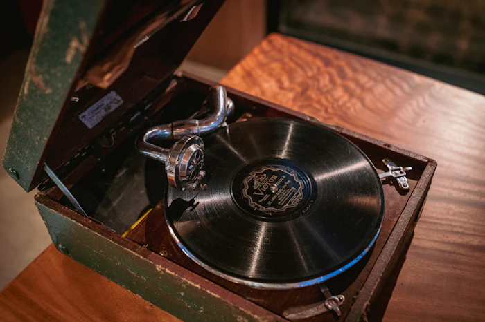 Gramófono antiguo y disco de vinilo como símbolo de recuerdos
