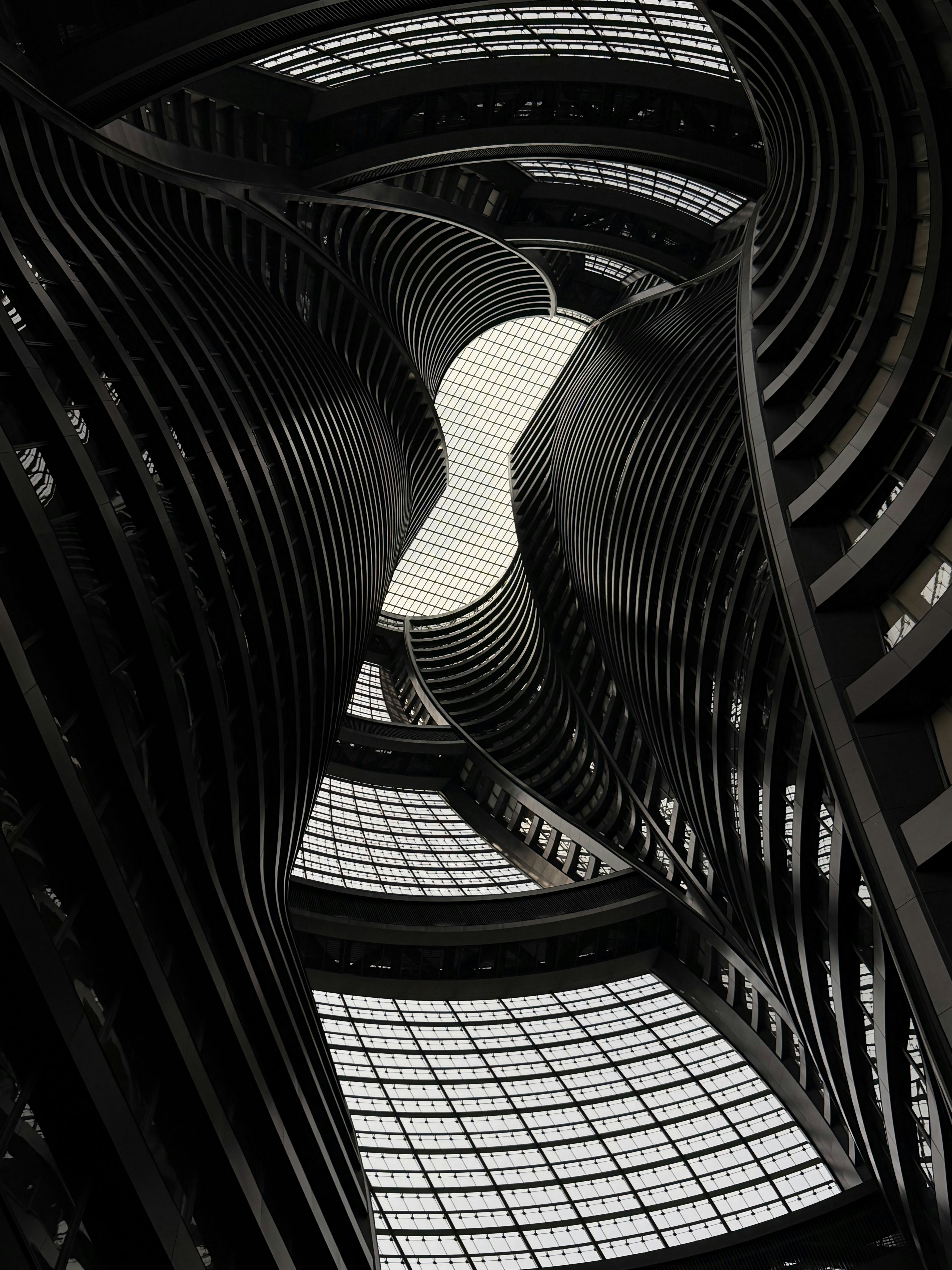 Intérieur architectural moderne avec lignes courbes et verre
